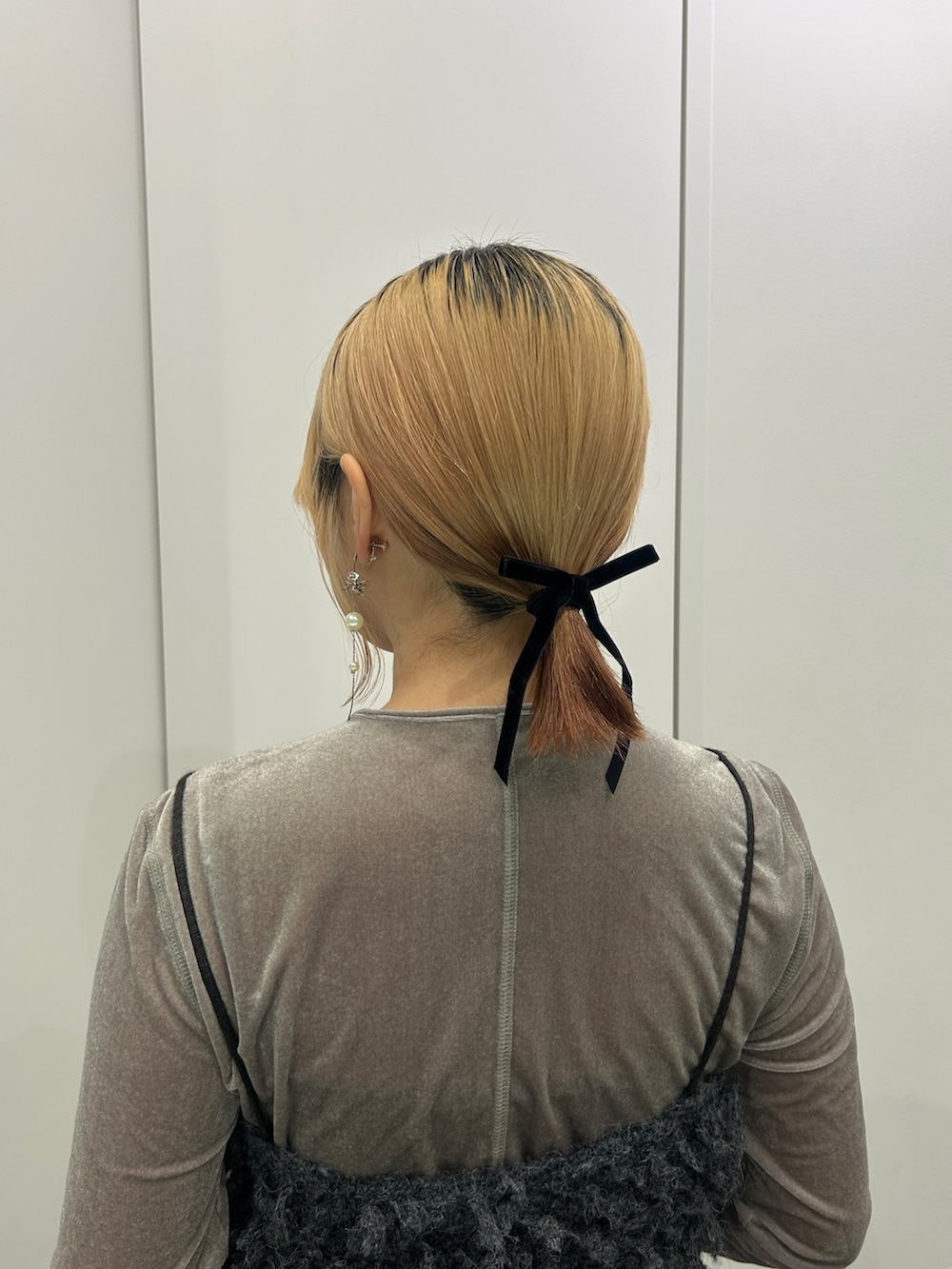 シルバー系のイヤリング、ブラック系のヘアゴムを着用したレディースの秋コーディネートの2枚目の写真