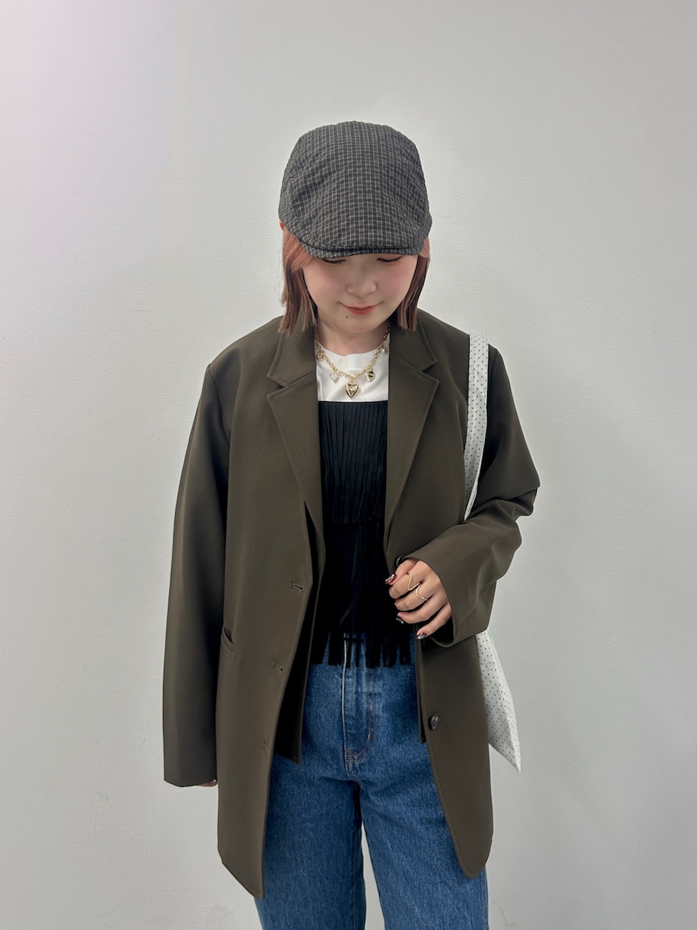 ブルー系のデニムパンツ、ブラック系のローファー、その他のトートバッグを着用したレディースの秋コーディネートの3枚目の写真