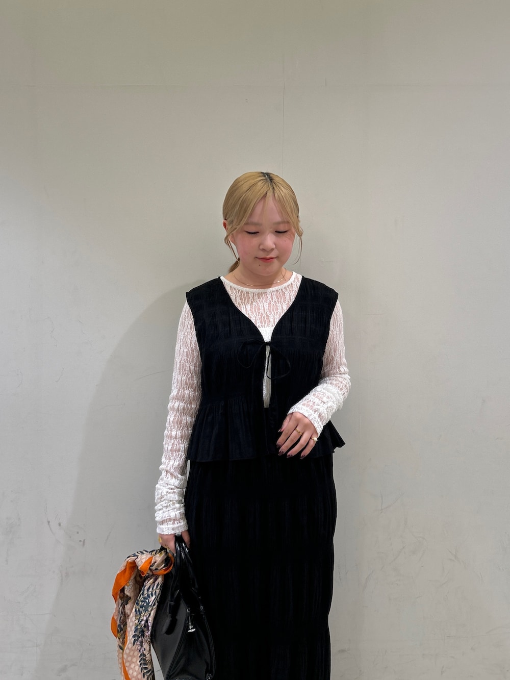 ブラック系のセットアップ、ホワイト系のTシャツ/カットソー、ブラック系のボストンバッグを着用したレディースの春コーディネートの3枚目の写真