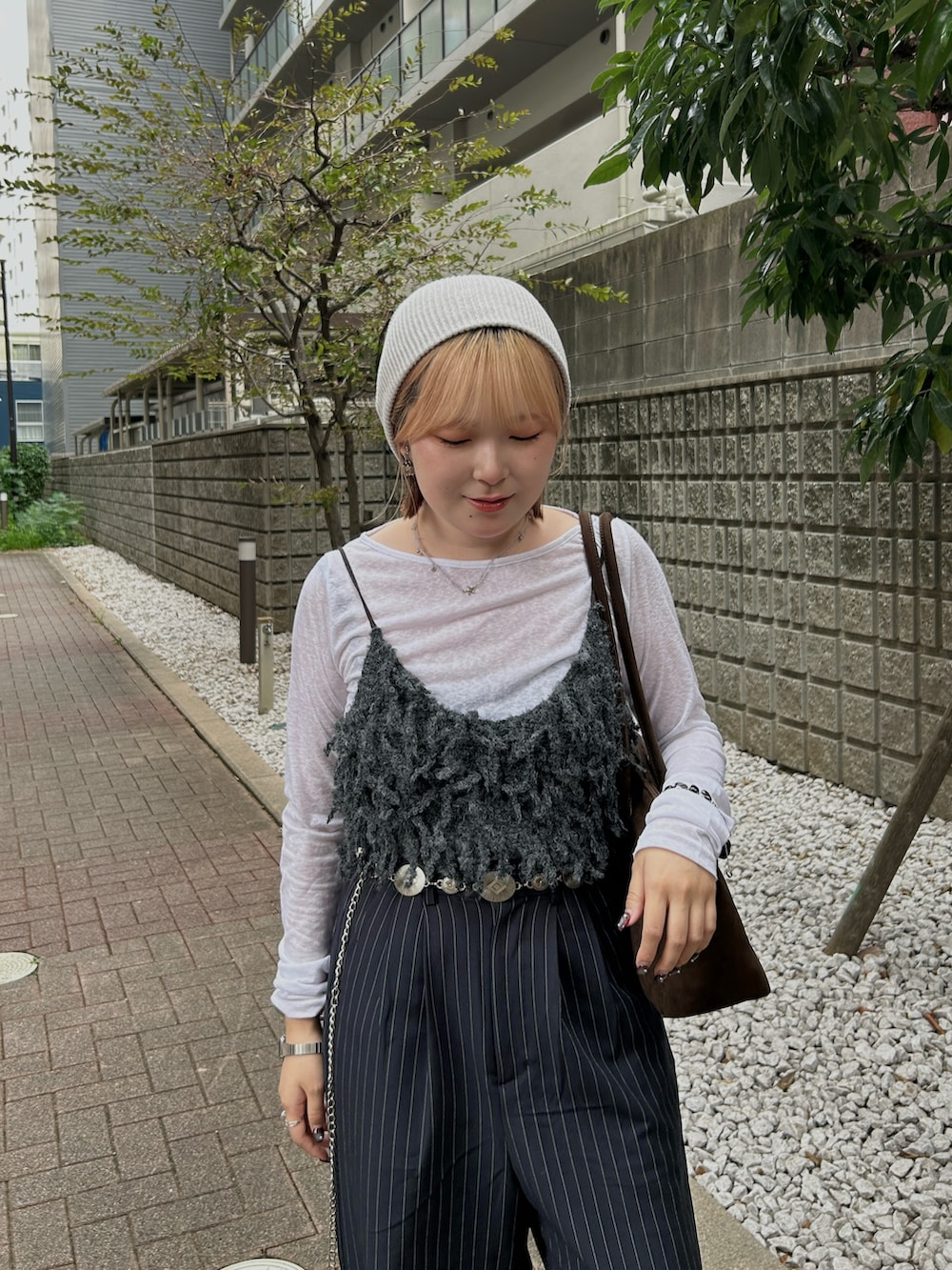 グレー系のその他トップス、ブラック系のスニーカー、ブラウン系のボストンバッグを着用したレディースの秋コーディネートの4枚目の写真