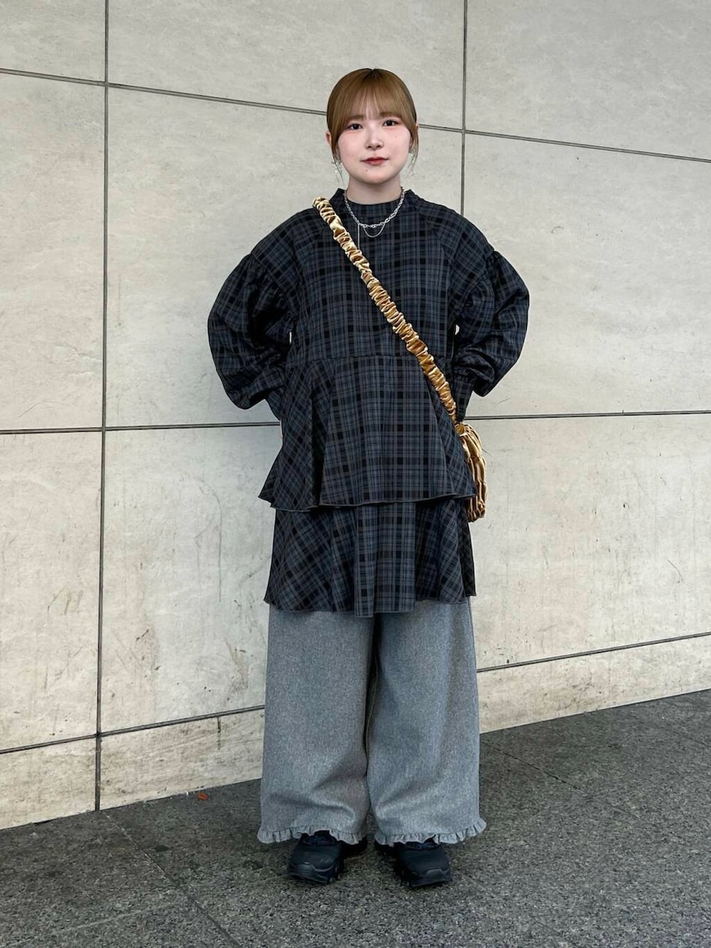 ブラック系のスニーカー、ベージュ系のショルダーバッグ、グレー系のその他パンツを着用したレディースの秋コーディネートの2枚目の写真