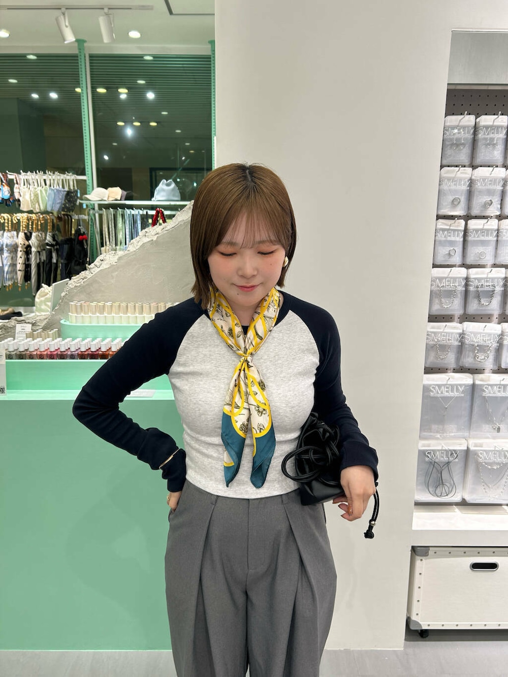 ブラック系のショルダーバッグ、イエロー系のバンダナ/スカーフ、ゴールド系のバングル/リストバンドを着用したレディースの春コーディネートの5枚目の写真