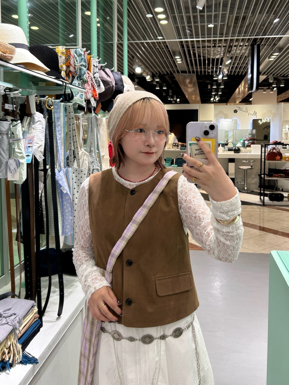 イエロー系のその他アウター、ホワイト系のTシャツ/カットソー、ブラック系のスニーカーを着用したレディースの秋コーディネートの4枚目の写真