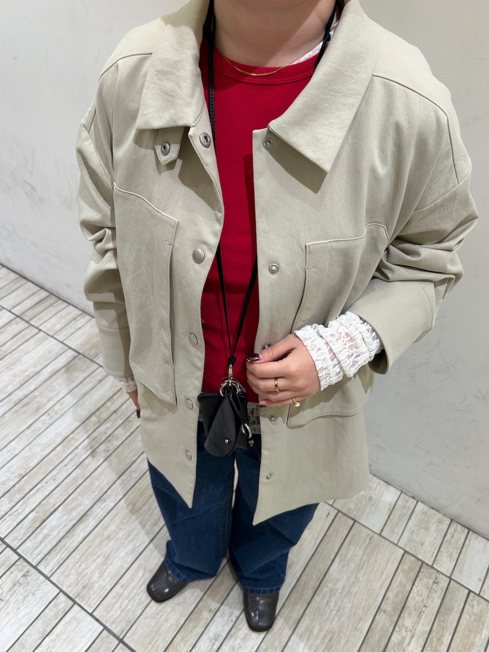 ベージュ系のその他アウター、ブルー系のデニムパンツ、グレー系のその他シューズを着用したレディースの春コーディネートの6枚目の写真
