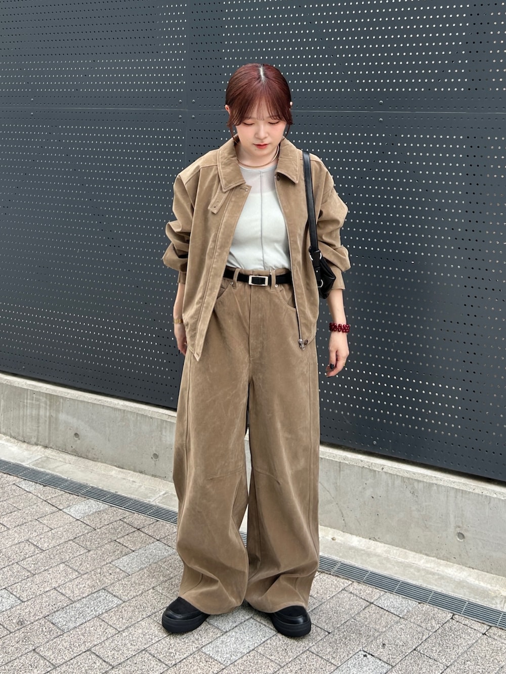 ベージュ系のその他パンツ、ベージュ系のブルゾン、ブルー系のTシャツ/カットソーを着用したレディースの夏コーディネートの2枚目の写真