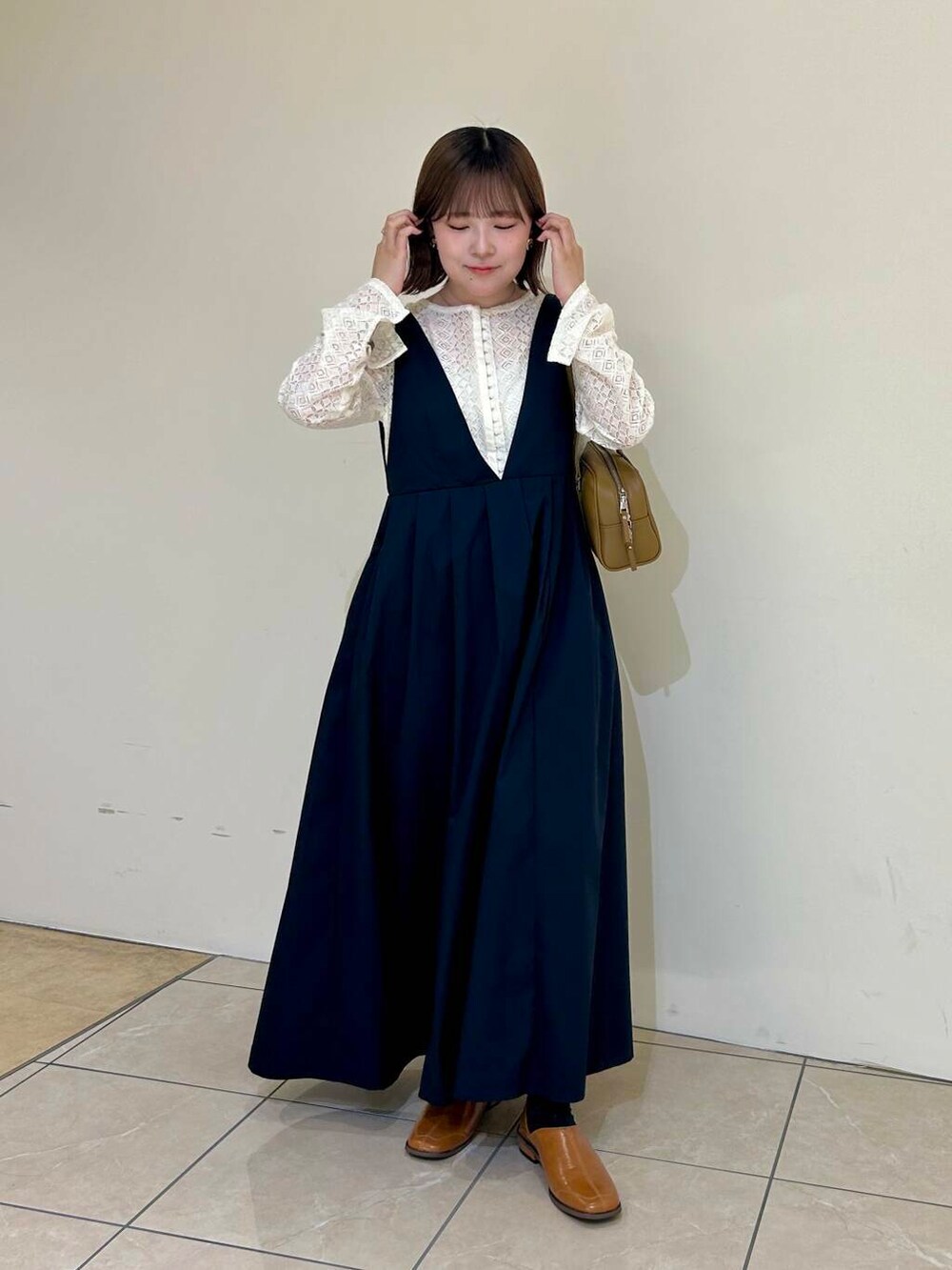 グリーン系のボストンバッグ、ブルー系のワンピース、イエロー系のその他シューズを着用したレディースの秋コーディネートの4枚目の写真