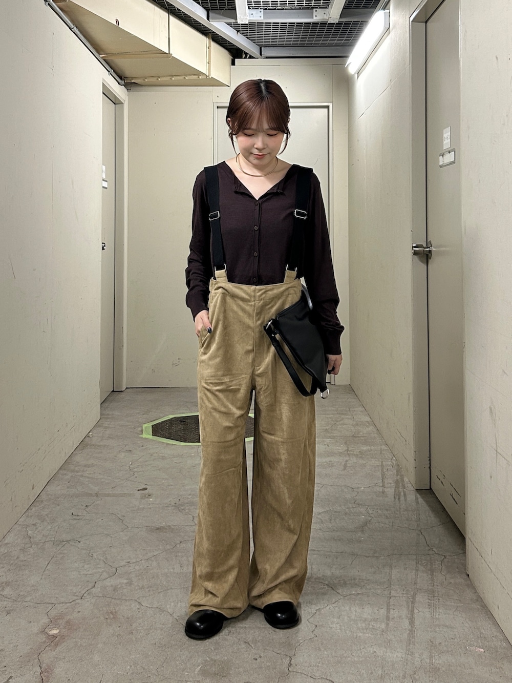 ベージュ系のその他パンツ、ブラウン系のカーディガン/ボレロ、ブラック系のショルダーバッグを着用したレディースの秋コーディネートの2枚目の写真