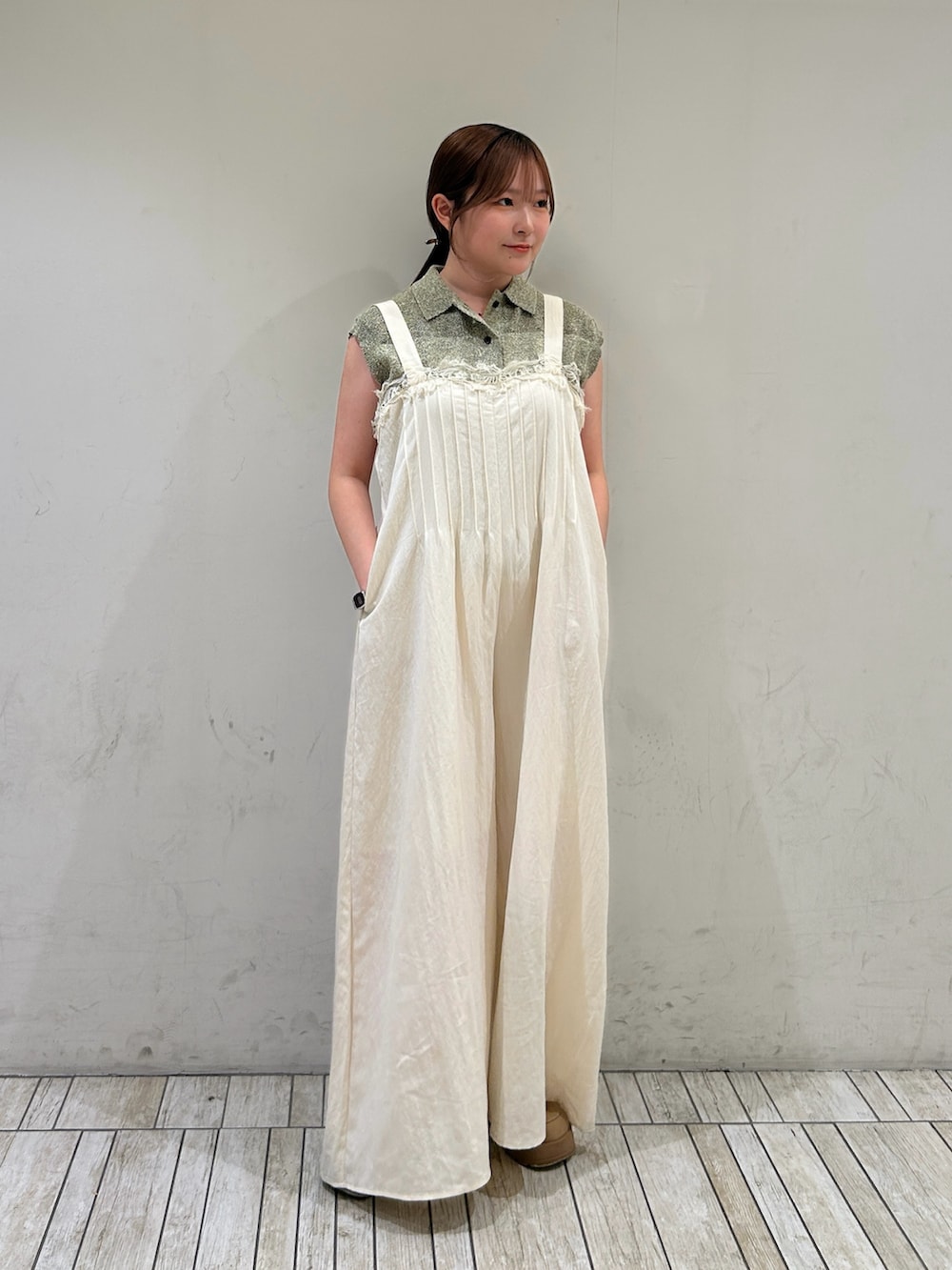 ホワイト系のその他パンツ、ベージュ系のニット/セーターを着用したレディースの夏コーディネートの2枚目の写真