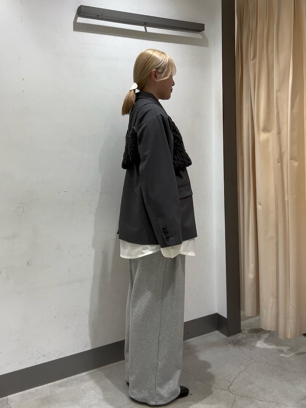 グレー系のその他パンツ、ブラック系のパンプス、グレー系のニット/セーターを着用したレディースの春コーディネートの3枚目の写真