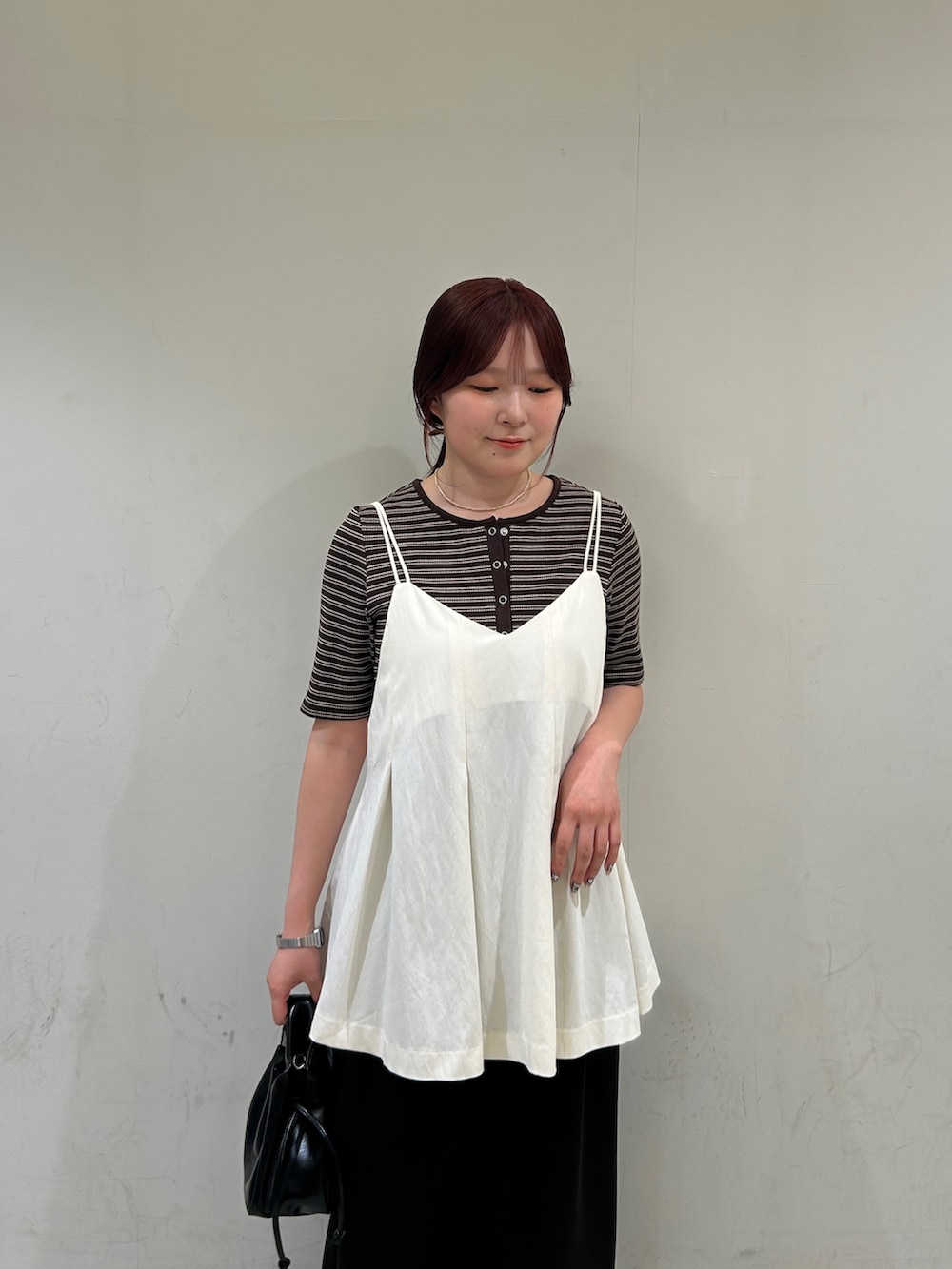 ホワイト系のその他トップス、ブラウン系のTシャツ/カットソー、ブラック系のその他パンツを着用したレディースの夏コーディネートの3枚目の写真