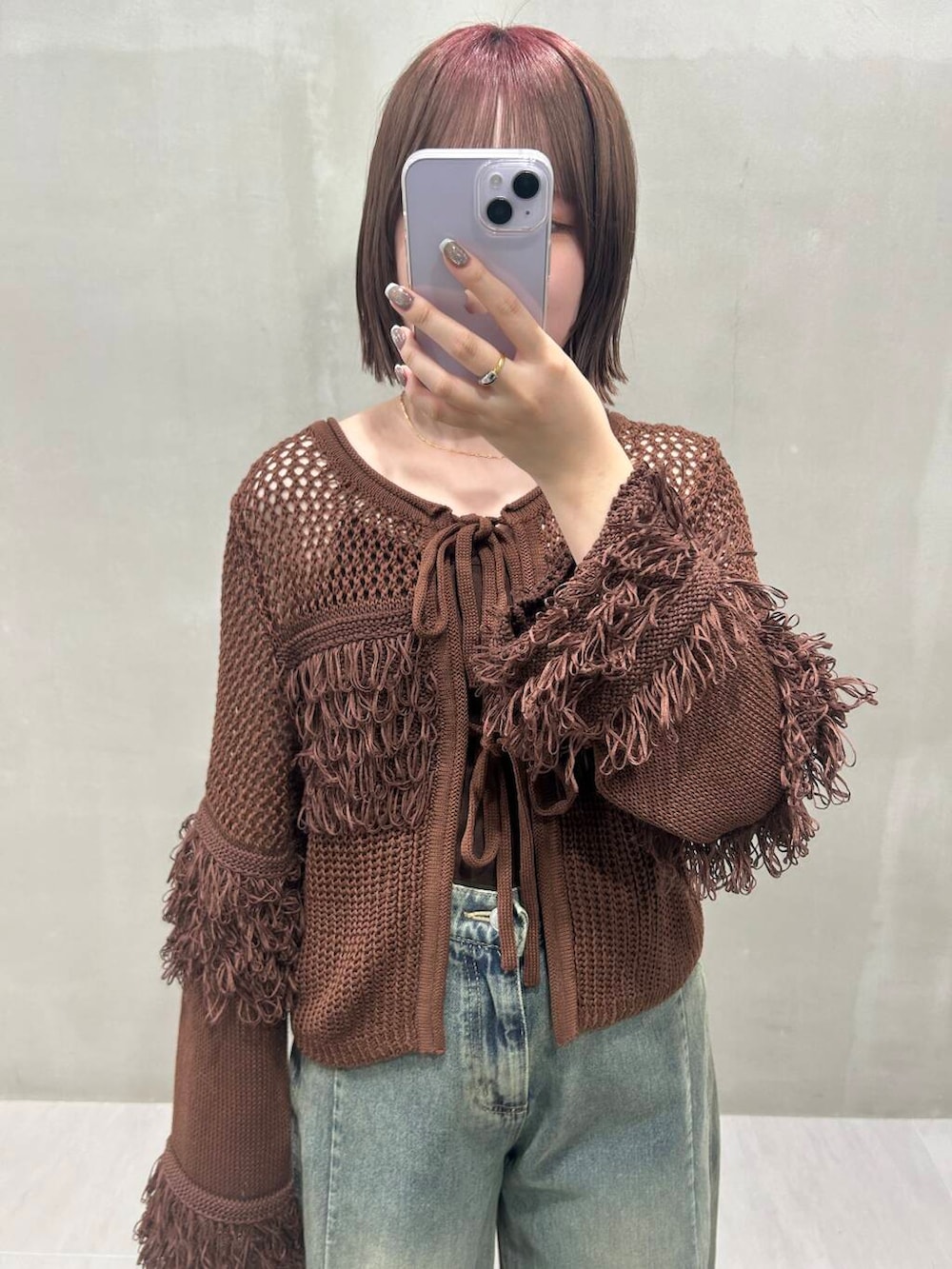 ブラック系のブーツ、ブルー系のデニムパンツ、ブラウン系のニット/セーターを着用したレディースの冬コーディネートの5枚目の写真