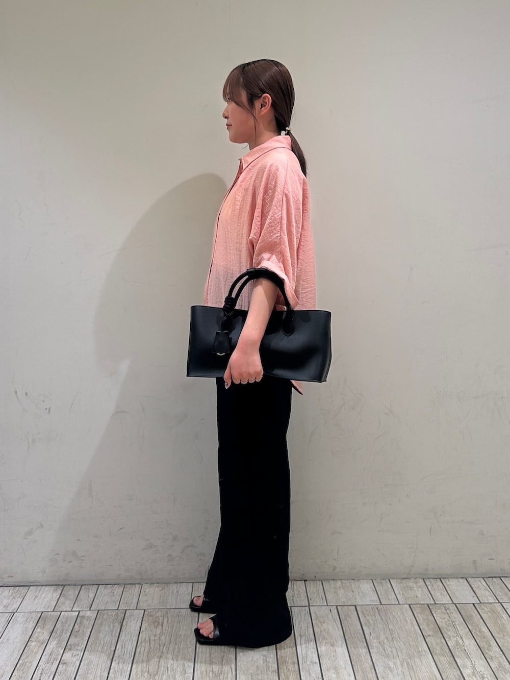 ピンク系のシャツ/ブラウス、ブラック系のその他パンツ、ブラック系のサンダルを着用したレディースの夏コーディネートの2枚目の写真