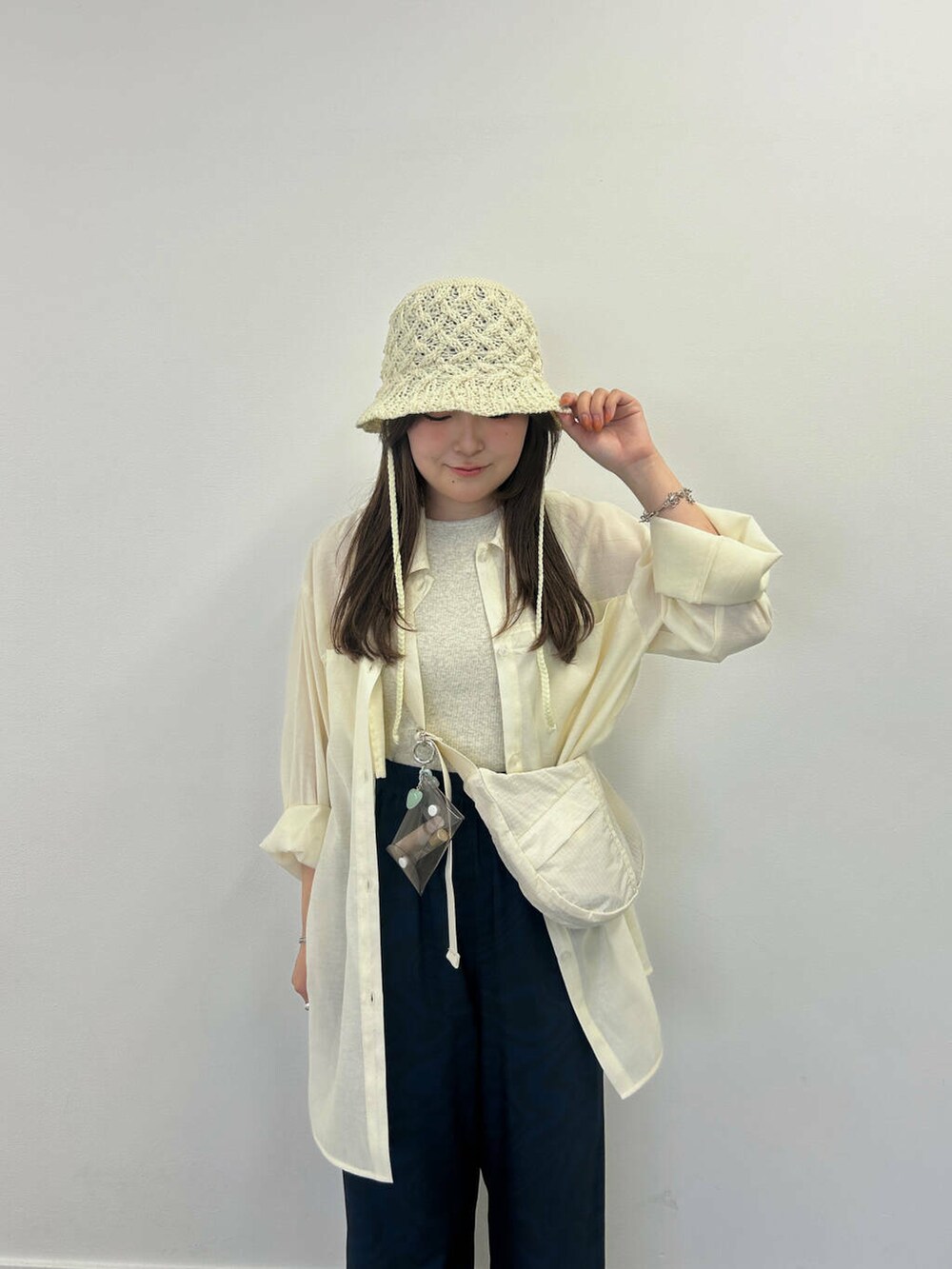 グレー系のタンクトップ、ホワイト系のシャツ/ブラウス、ブルー系のその他パンツを着用したレディースの夏コーディネートの2枚目の写真