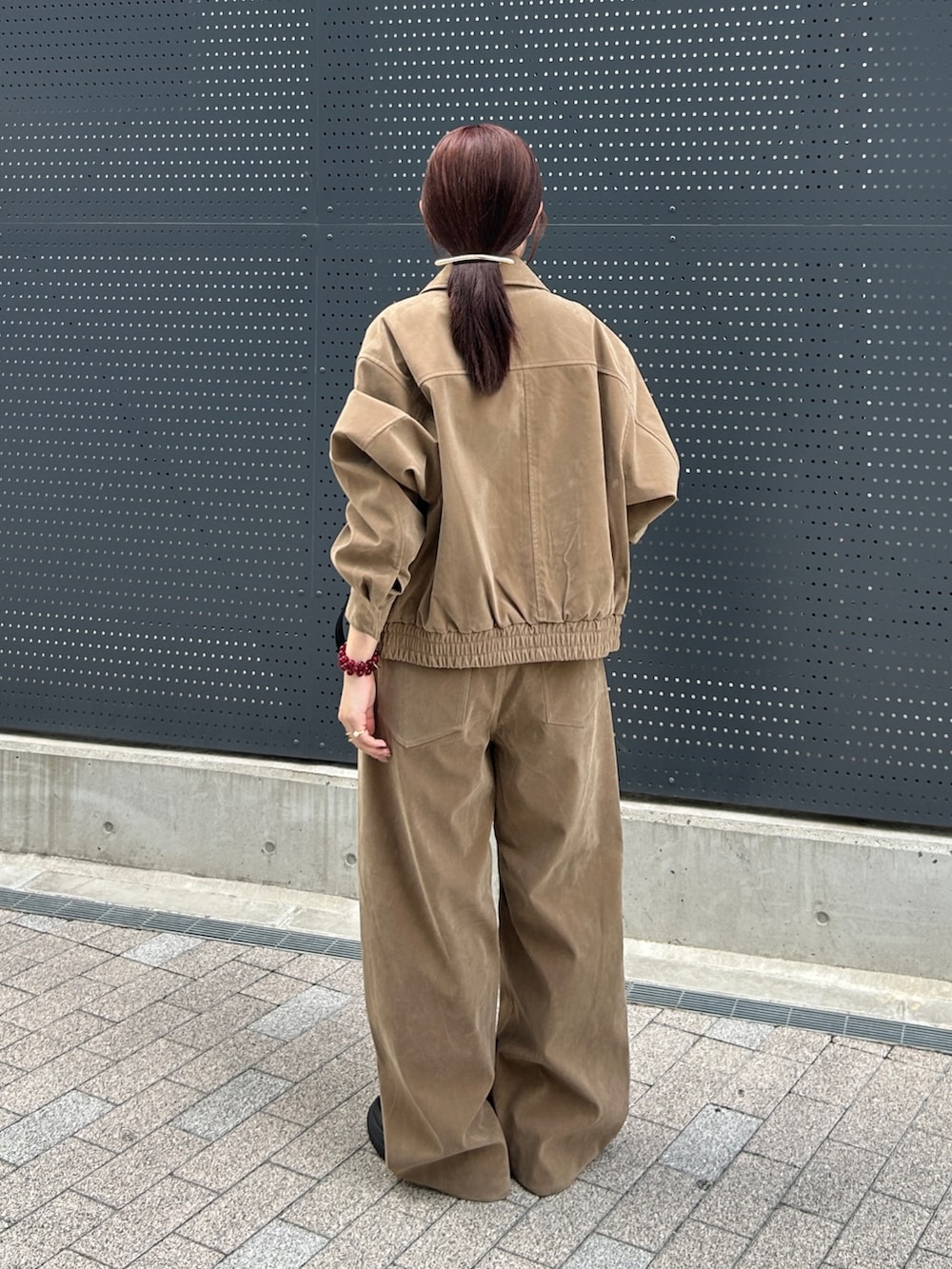 ベージュ系のその他パンツ、ベージュ系のブルゾン、ブルー系のTシャツ/カットソーを着用したレディースの夏コーディネートの4枚目の写真