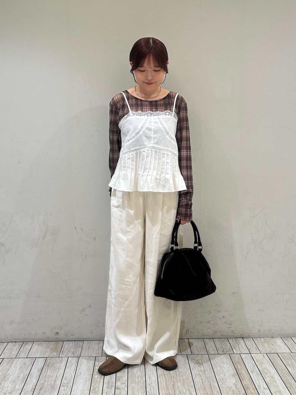ホワイト系のキャミソール、ブラウン系のTシャツ/カットソー、ブラウン系のボストンバッグを着用したレディースの夏コーディネートの2枚目の写真