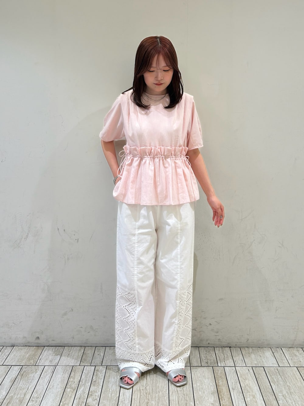 ピンク系のシャツ/ブラウス、ホワイト系のその他パンツ、シルバー系のサンダルを着用したレディースの夏コーディネートの3枚目の写真