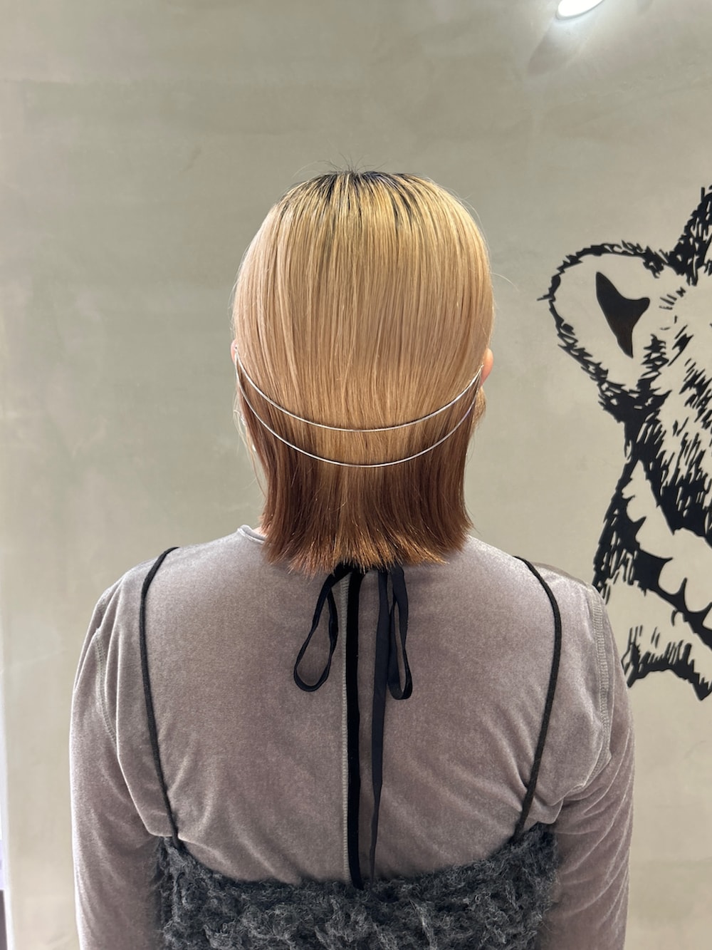 グレー系のその他トップス、ブラック系のその他パンツ、ブラック系のその他シューズを着用したレディースの秋コーディネートの3枚目の写真