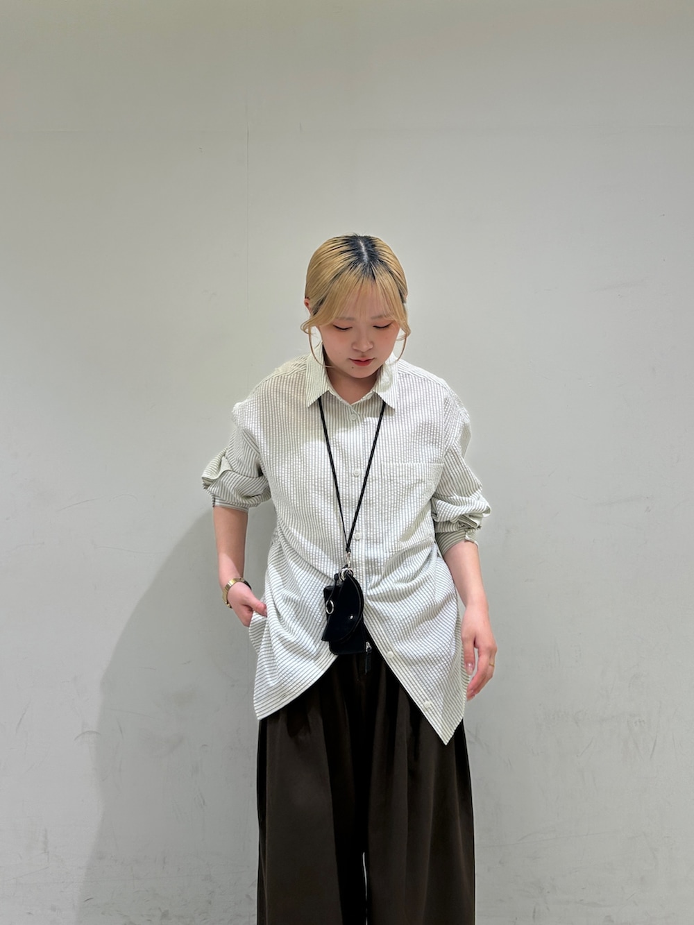 ホワイト系のシャツ/ブラウス、ブラウン系のその他パンツ、ブラック系のその他雑貨を着用したレディースの春コーディネートの5枚目の写真