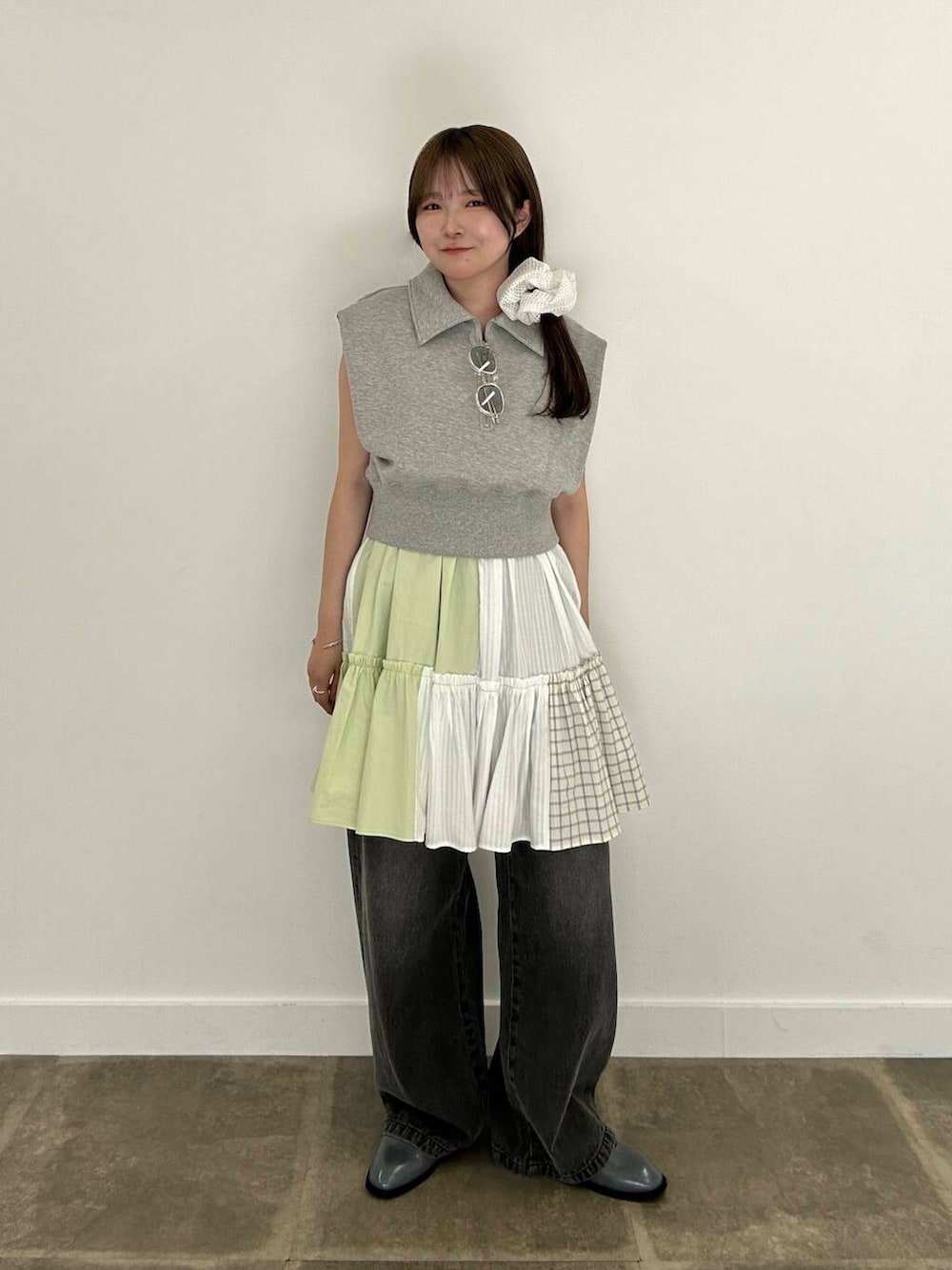 ブルー系のローファー、ブラック系のデニムパンツ、グレー系のスウェットを着用したレディースの春コーディネートの3枚目の写真