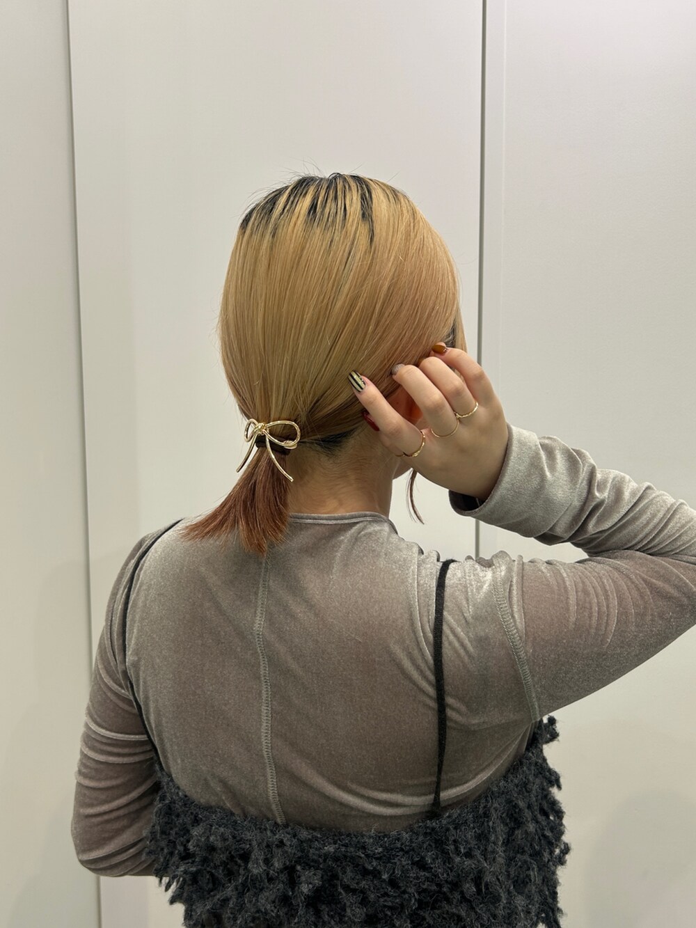 ゴールド系のヘアゴムを着用したレディースの秋コーディネートの2枚目の写真