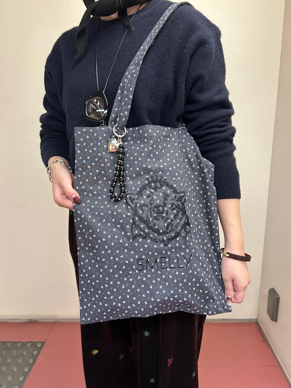 グレー系のトートバッグ、ブラック系のバンダナ/スカーフ、シルバー系のブレスレットを着用したレディースの冬コーディネートの3枚目の写真