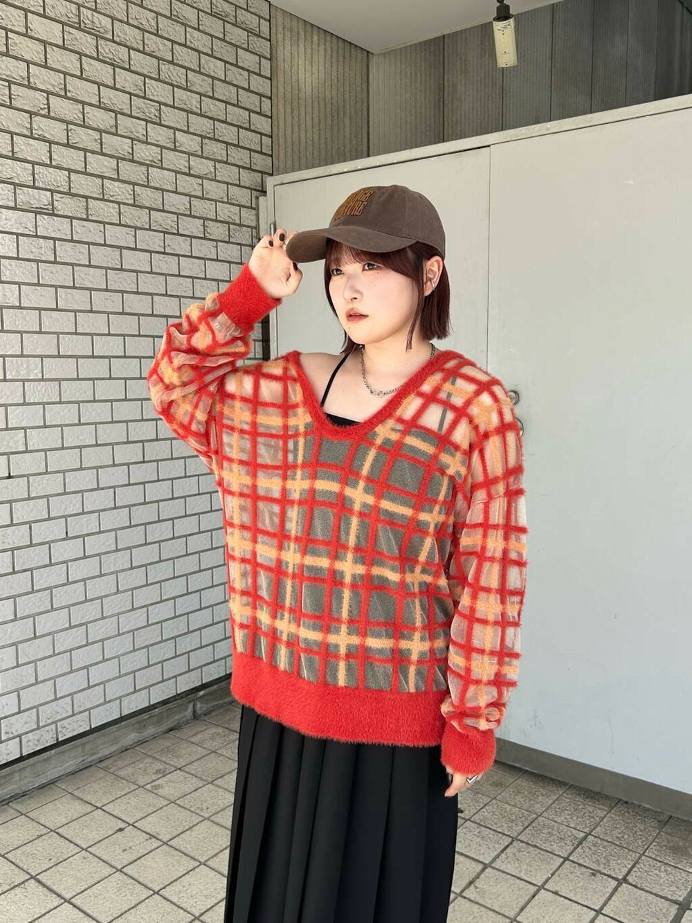 ブラック系のキャミソール、ブラック系のサンダル、ブラック系のワンピースを着用したレディースの夏コーディネートの5枚目の写真