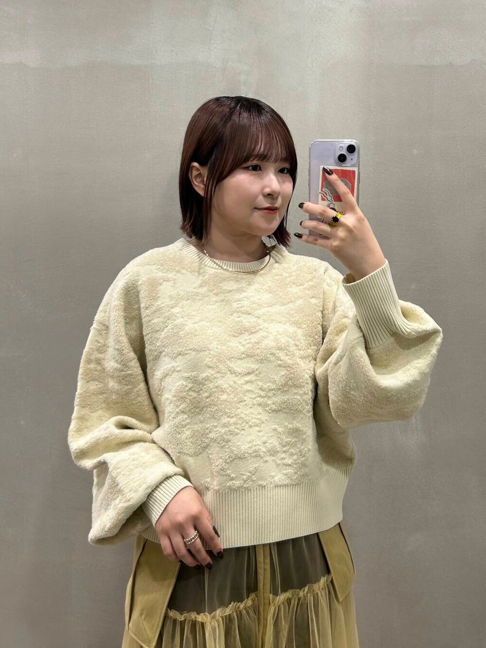 ブラック系のスニーカー、ベージュ系のスカート、ブラウン系のその他パンツを着用したレディースの夏コーディネートの5枚目の写真