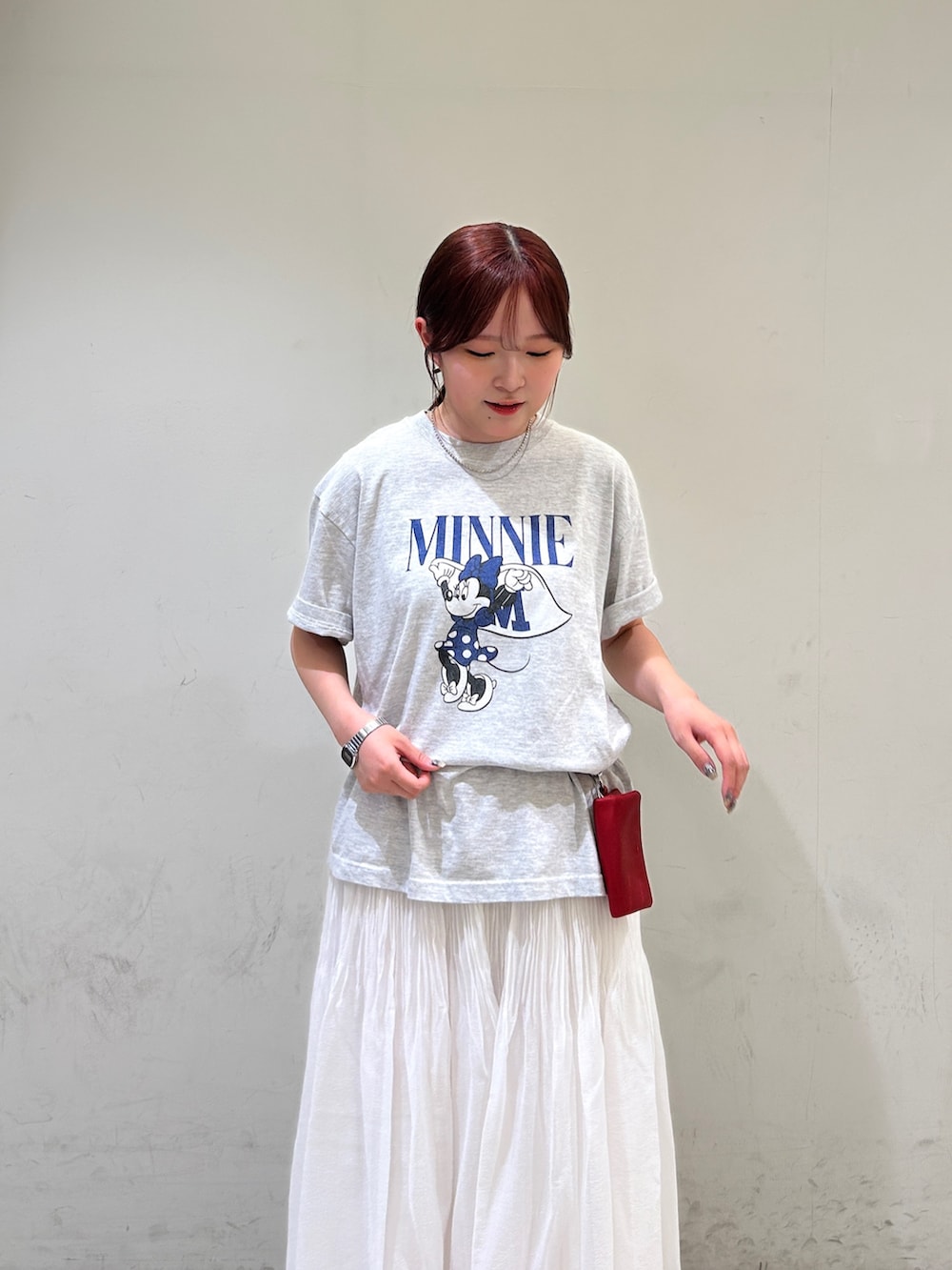 グレー系のTシャツ/カットソー、ホワイト系のスカート、シルバー系のネックレスを着用したレディースの夏コーディネートの4枚目の写真