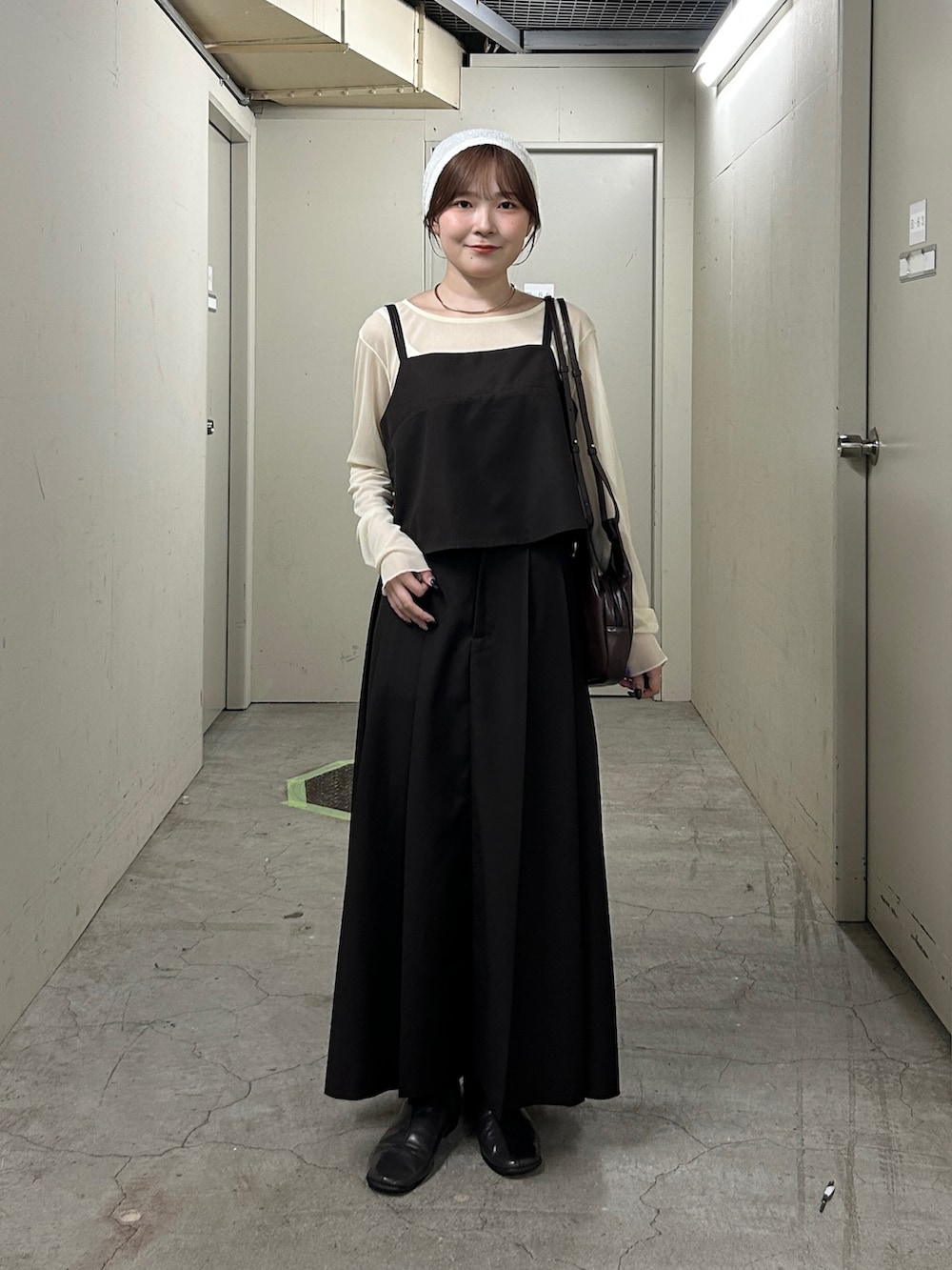 ホワイト系のTシャツ/カットソー、ブラウン系のセットアップ、ブラウン系のショルダーバッグを着用したレディースの秋コーディネートの2枚目の写真