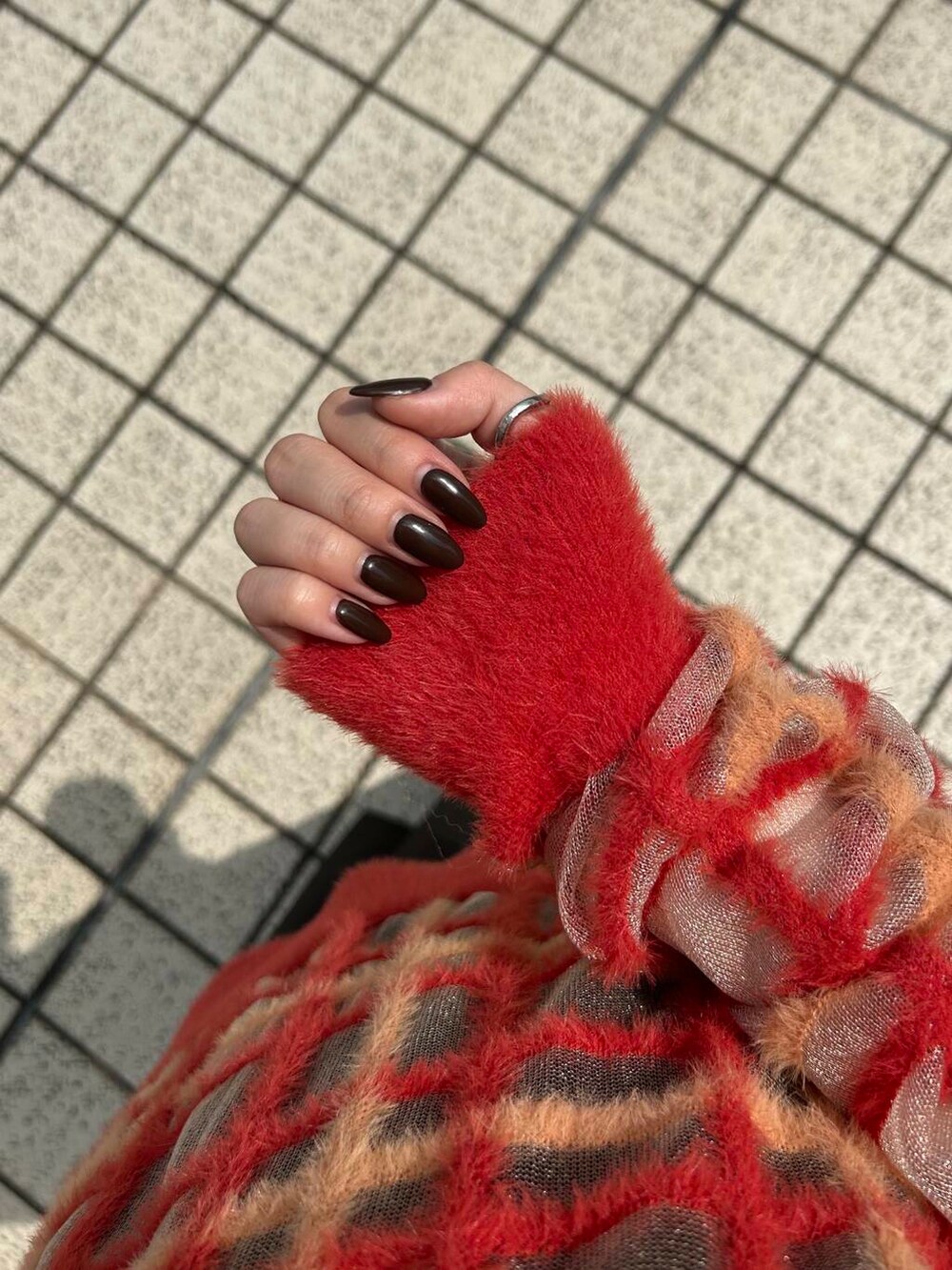 ブラック系のキャミソール、ブラック系のサンダル、ブラック系のワンピースを着用したレディースの夏コーディネートの4枚目の写真