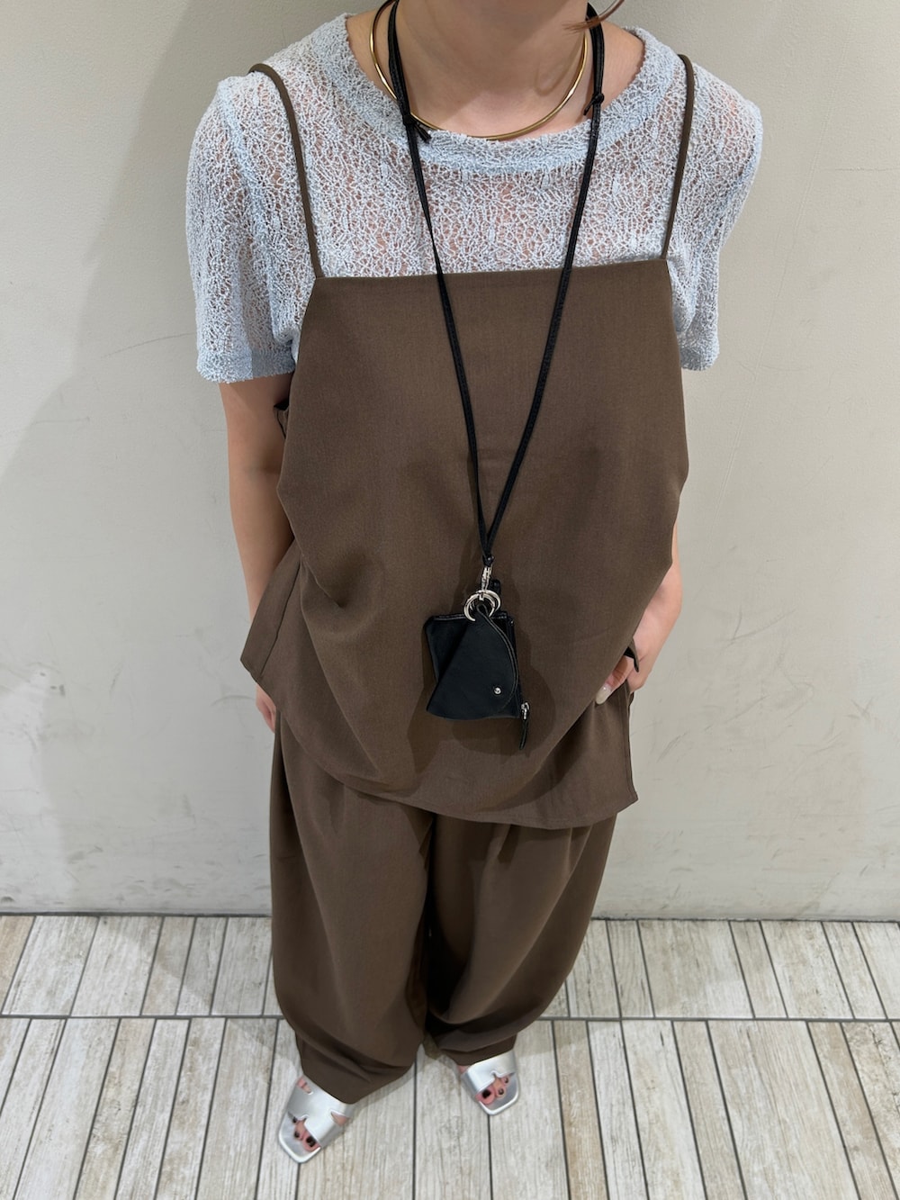 ブルー系のTシャツ/カットソー、ブラウン系のセットアップ、ブラック系のショルダーバッグを着用したレディースの夏コーディネートの5枚目の写真