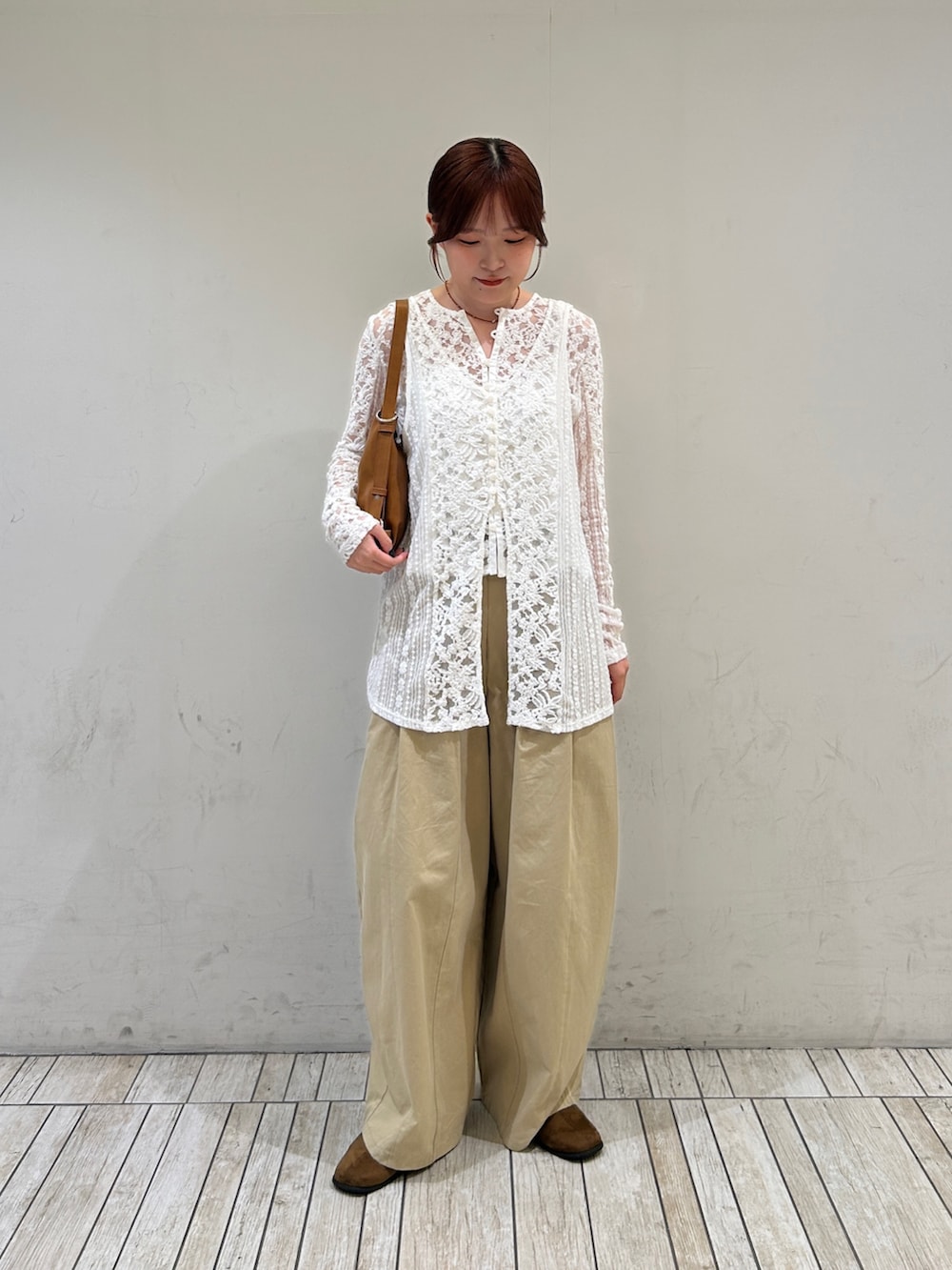 ホワイト系のカーディガン/ボレロ、ベージュ系のその他パンツ、ブラウン系のその他シューズを着用したレディースの秋コーディネートの2枚目の写真