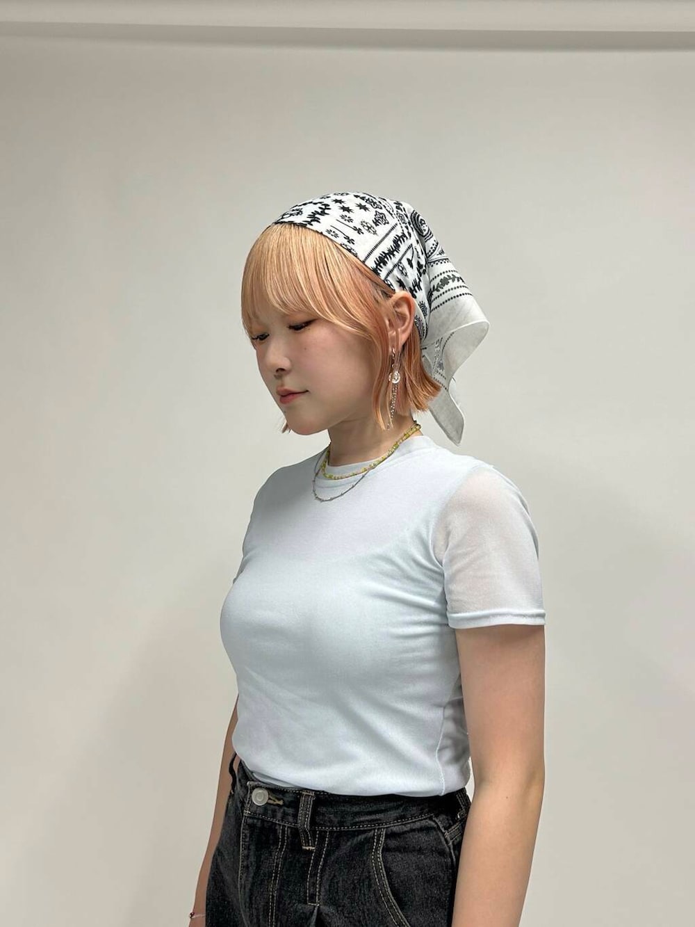 シルバー系のブレスレット、ゴールド系のリング、シルバー系のイヤリングを着用したレディースの夏コーディネートの3枚目の写真