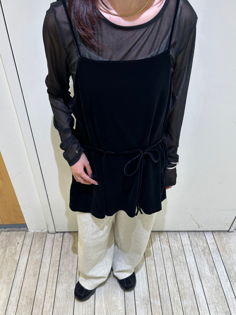 ブラック系のTシャツ/カットソー、ベージュ系のその他パンツ、ブラック系のスニーカーを着用したレディースの夏コーディネートの4枚目の写真