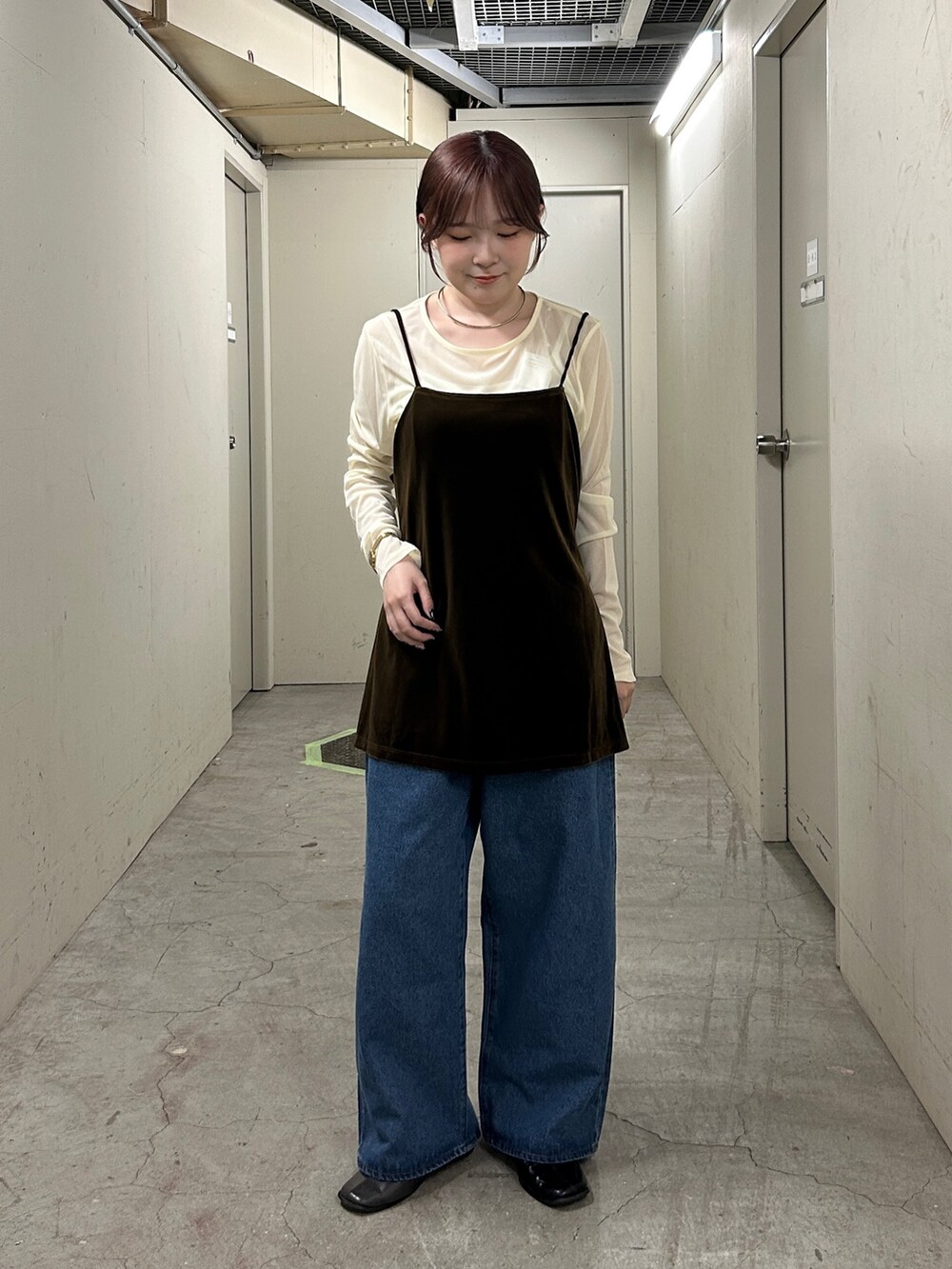 ブラウン系のTシャツ/カットソー、ブルー系のデニムパンツ、グレー系のその他シューズを着用したレディースの夏コーディネートの2枚目の写真