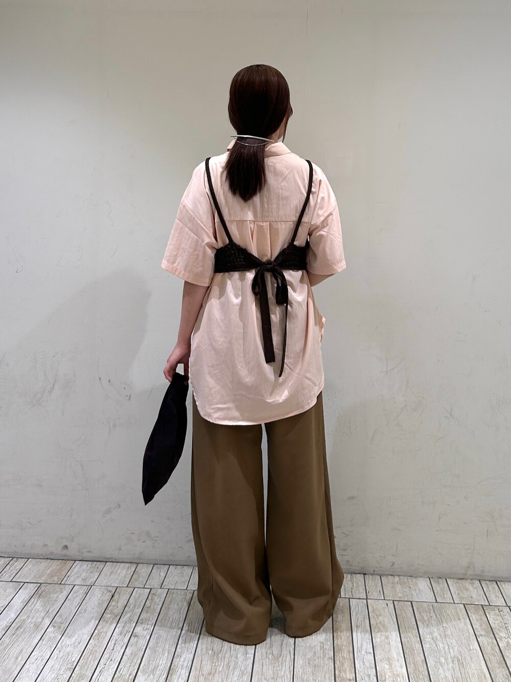 ピンク系のシャツ/ブラウス、ブラウン系のその他パンツ、ブラウン系のサンダルを着用したレディースの夏コーディネートの3枚目の写真