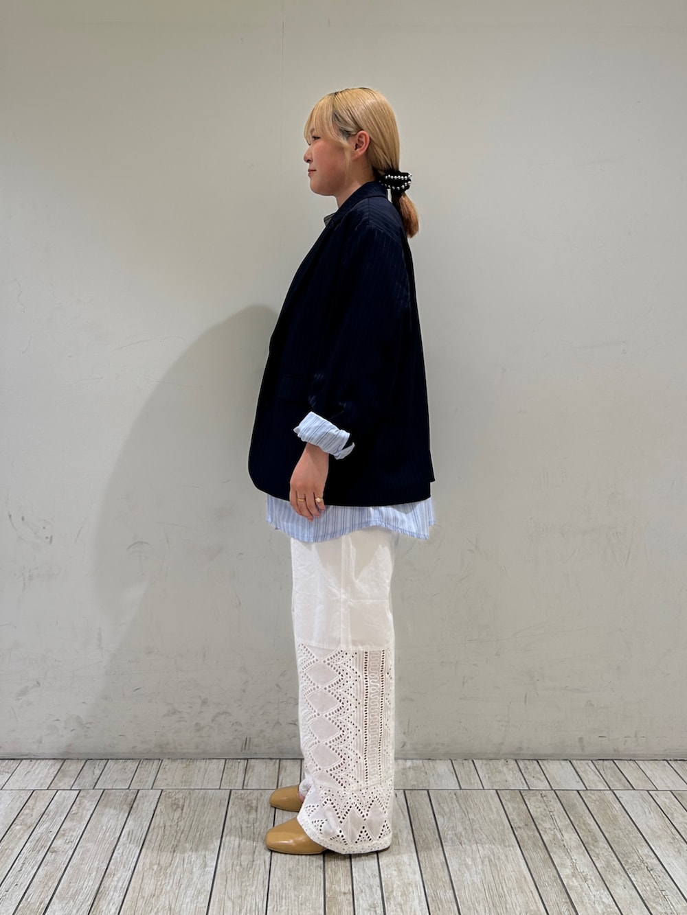 グレー系のTシャツ/カットソー、ブルー系のその他アウター、ホワイト系のその他パンツを着用したレディースの春コーディネートの2枚目の写真