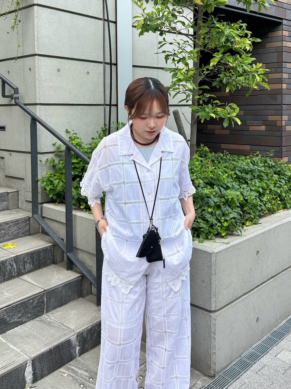ホワイト系のその他パンツ、ブラック系のショルダーバッグ、ホワイト系のシャツ/ブラウスを着用したレディースの夏コーディネートの3枚目の写真