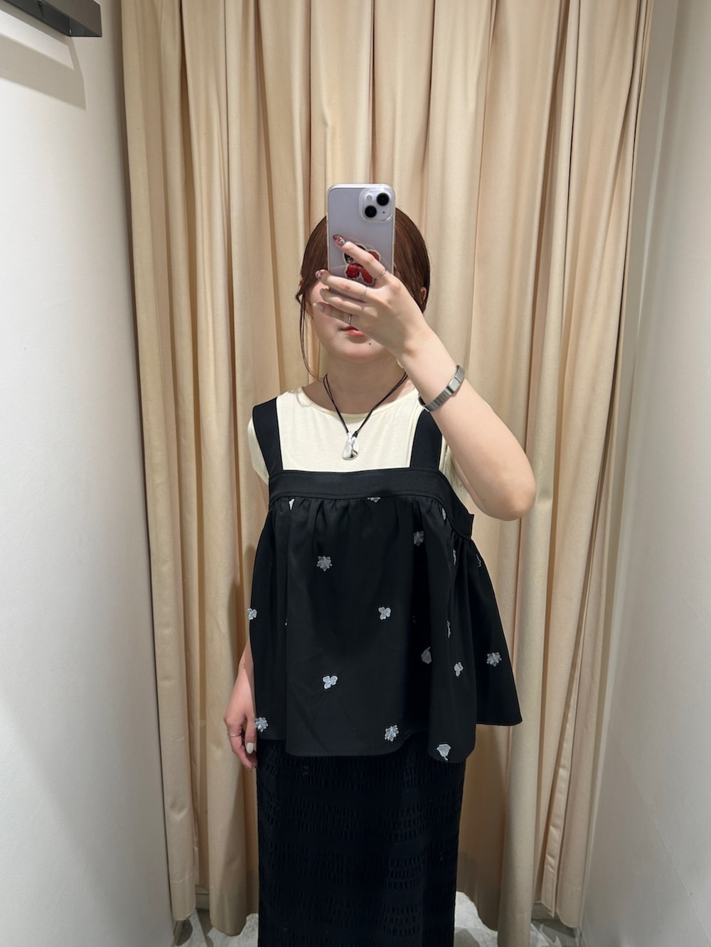 ブラック系のその他パンツ、ブラック系のスカート、ブラック系のトートバッグを着用したレディースの夏コーディネートの4枚目の写真