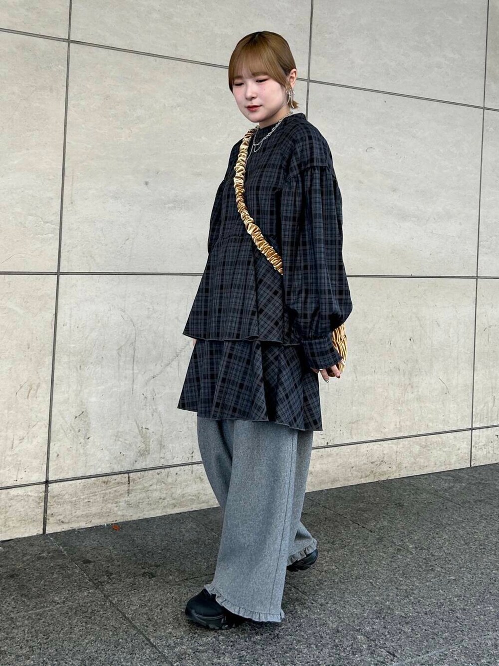 ブラック系のスニーカー、ベージュ系のショルダーバッグ、グレー系のその他パンツを着用したレディースの秋コーディネートの3枚目の写真