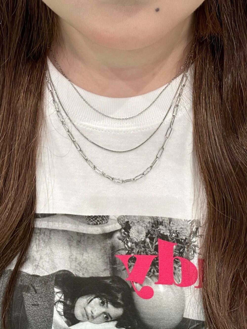 シルバー系のリング、シルバー系のネックレス、シルバー系のバングル/リストバンドを着用したレディースの夏コーディネートの3枚目の写真