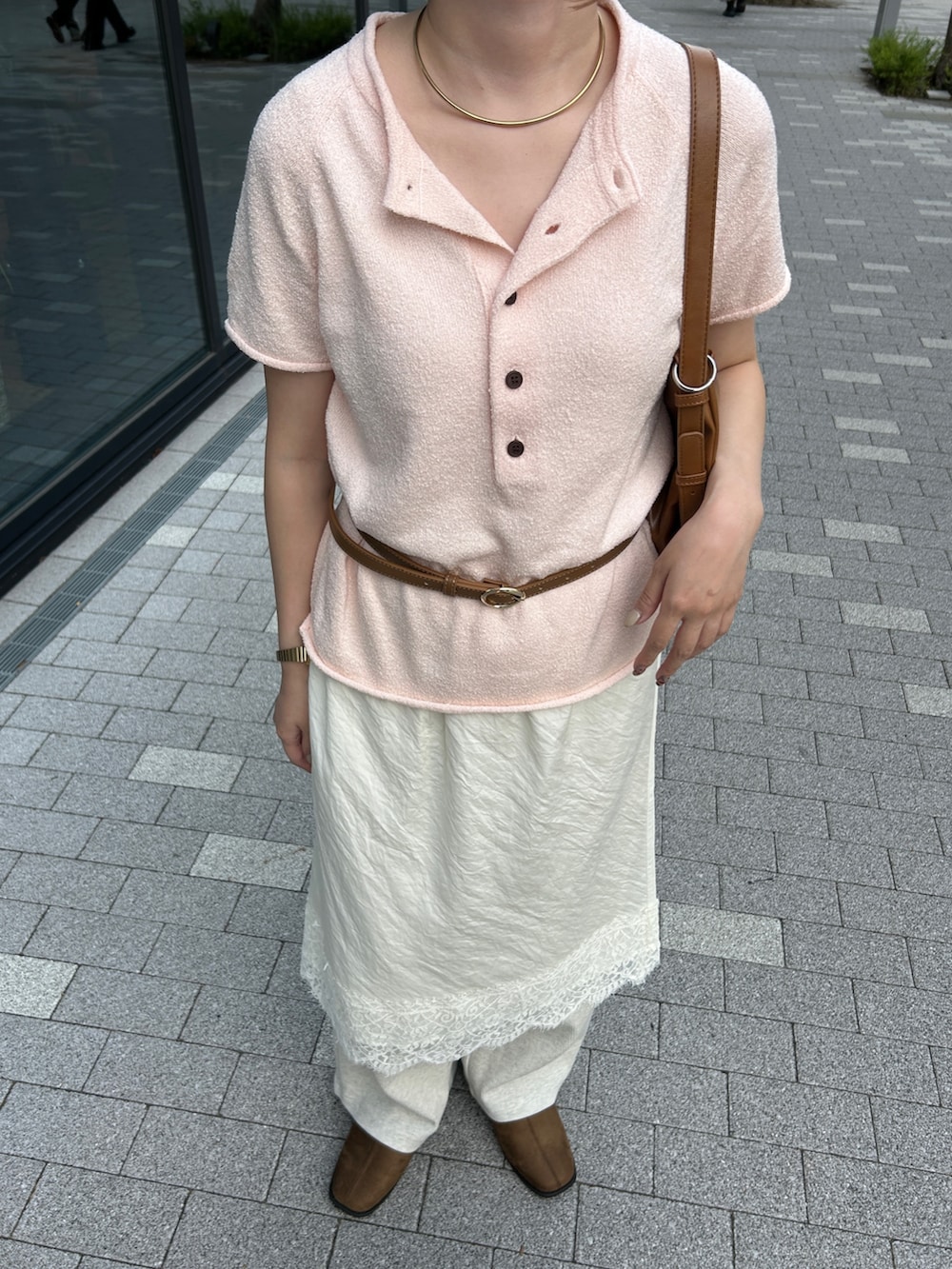 ホワイト系のスカート、ベージュ系のその他パンツ、ブラウン系のその他シューズを着用したレディースの夏コーディネートの6枚目の写真