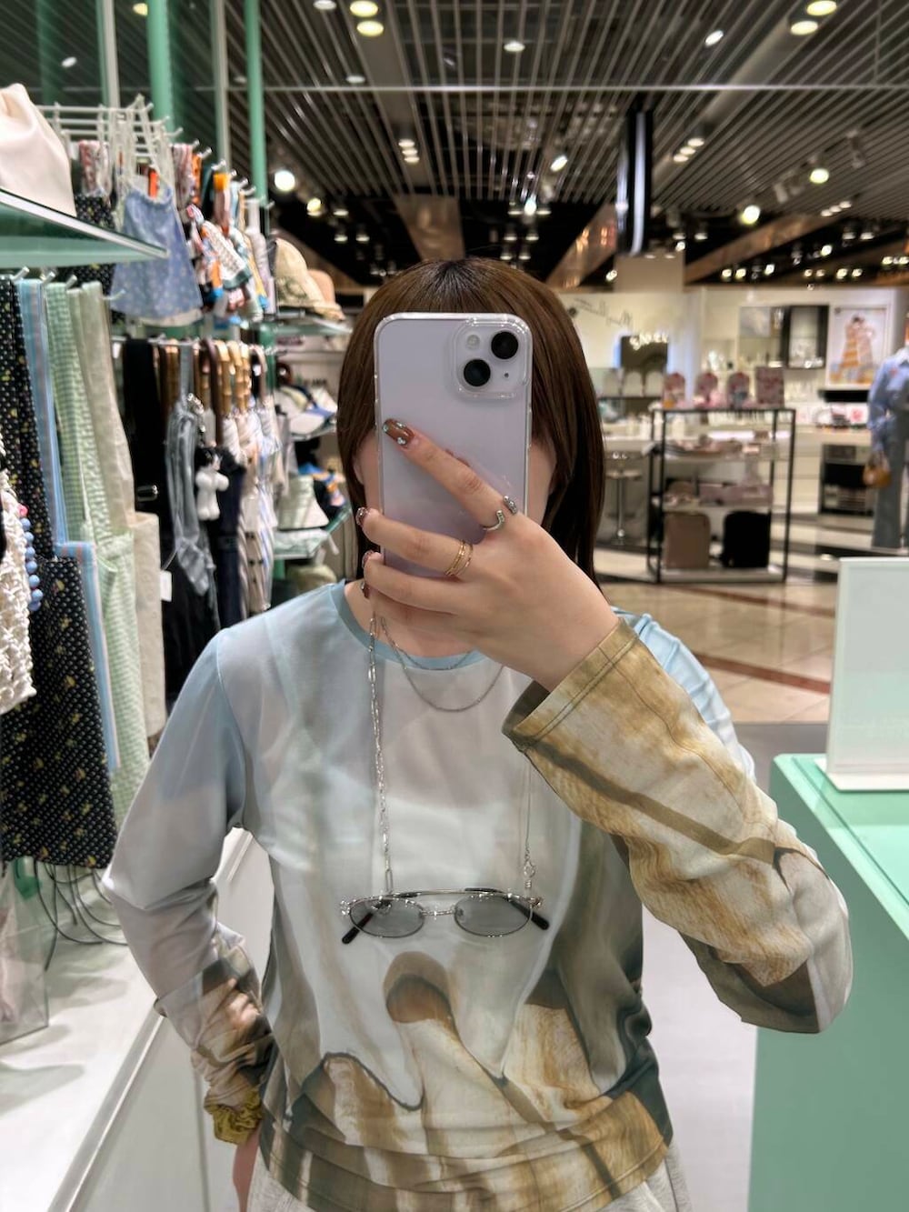 ブルー系のTシャツ/カットソー、シルバー系のメガネ、シルバー系のメガネを着用したレディースの春コーディネートの3枚目の写真
