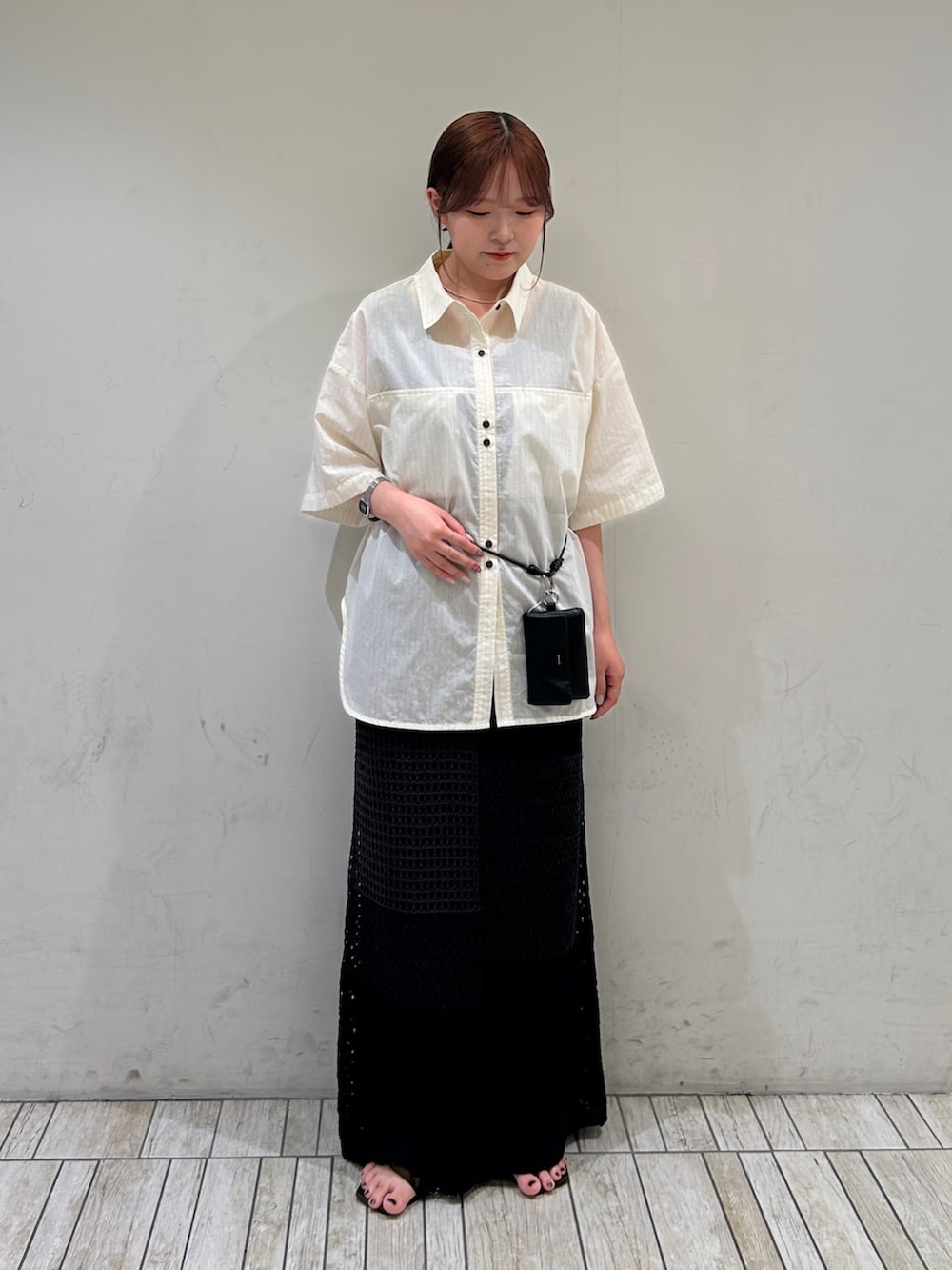 ホワイト系のシャツ/ブラウス、ブラック系のその他パンツ、グレー系のワンピースを着用したレディースの夏コーディネートの2枚目の写真