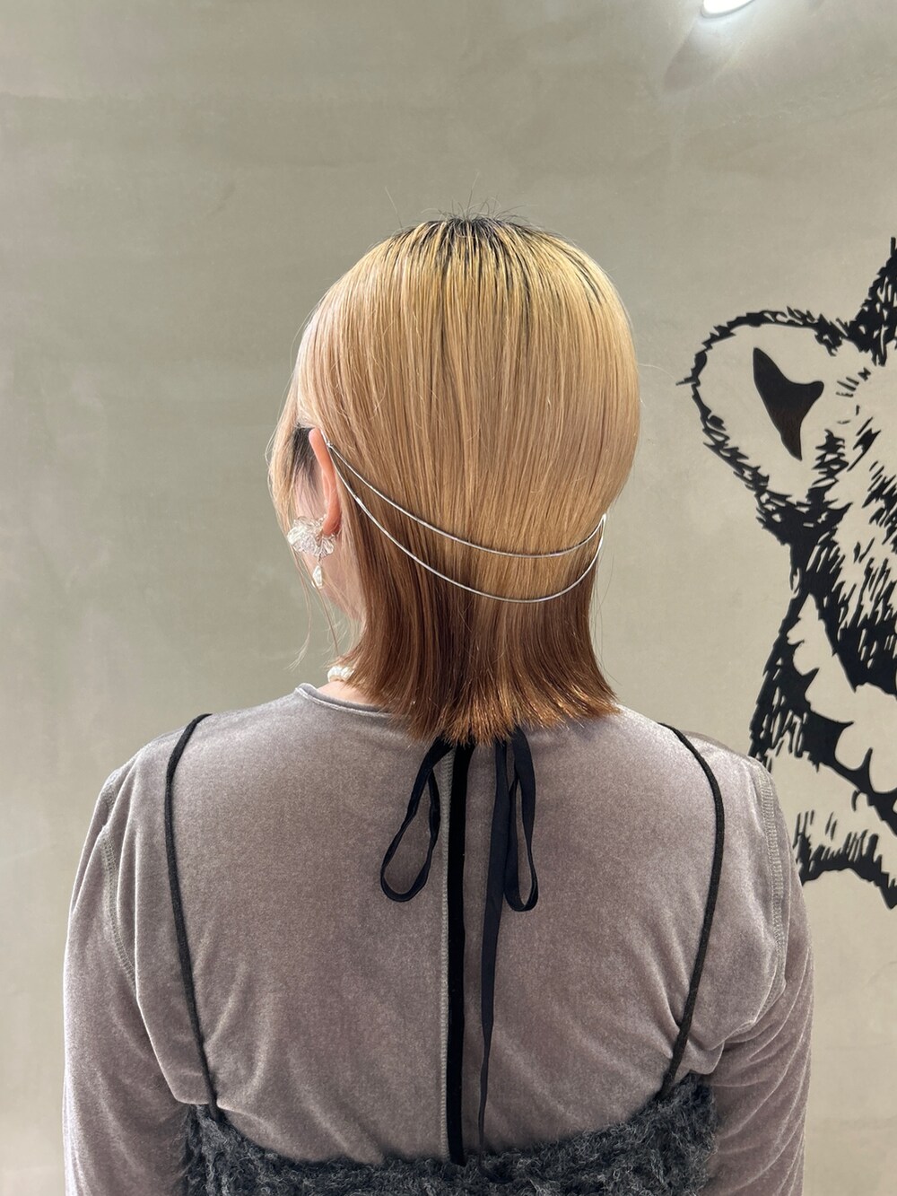 グレー系のその他トップス、ブラック系のその他パンツ、ブラック系のその他シューズを着用したレディースの秋コーディネートの4枚目の写真