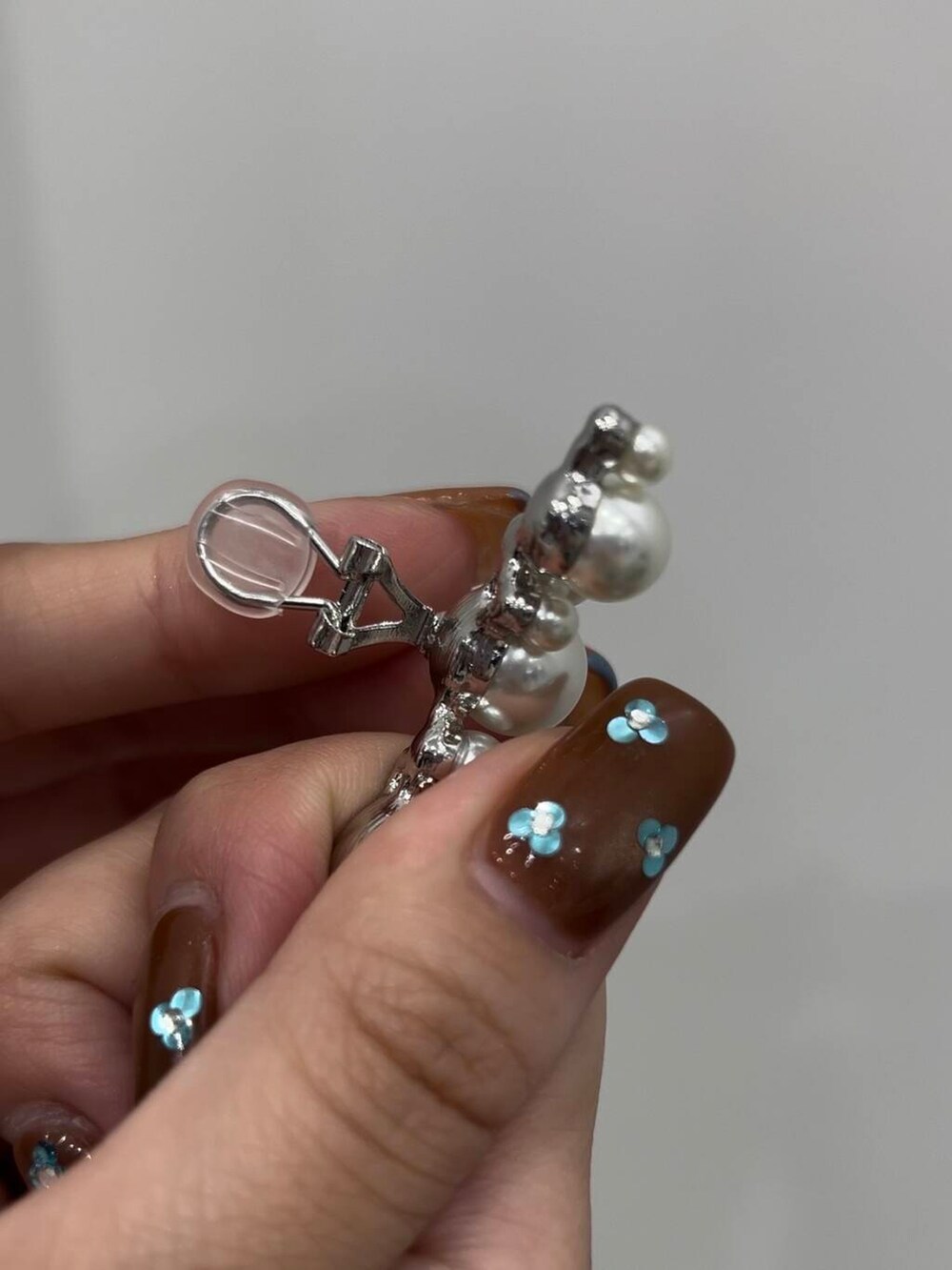 ホワイト系のイヤリングを着用したレディースの春コーディネートの3枚目の写真