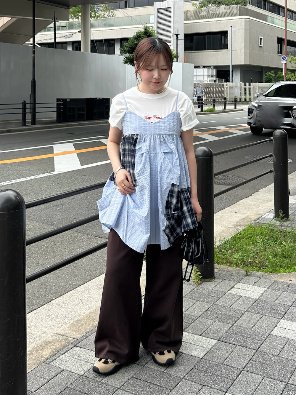 ブルー系のワンピース、ホワイト系のTシャツ/カットソー、ブラウン系のその他パンツを着用したレディースの夏コーディネートの2枚目の写真