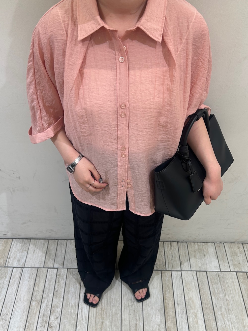 ピンク系のシャツ/ブラウス、ブラック系のその他パンツ、ブラック系のサンダルを着用したレディースの夏コーディネートの4枚目の写真