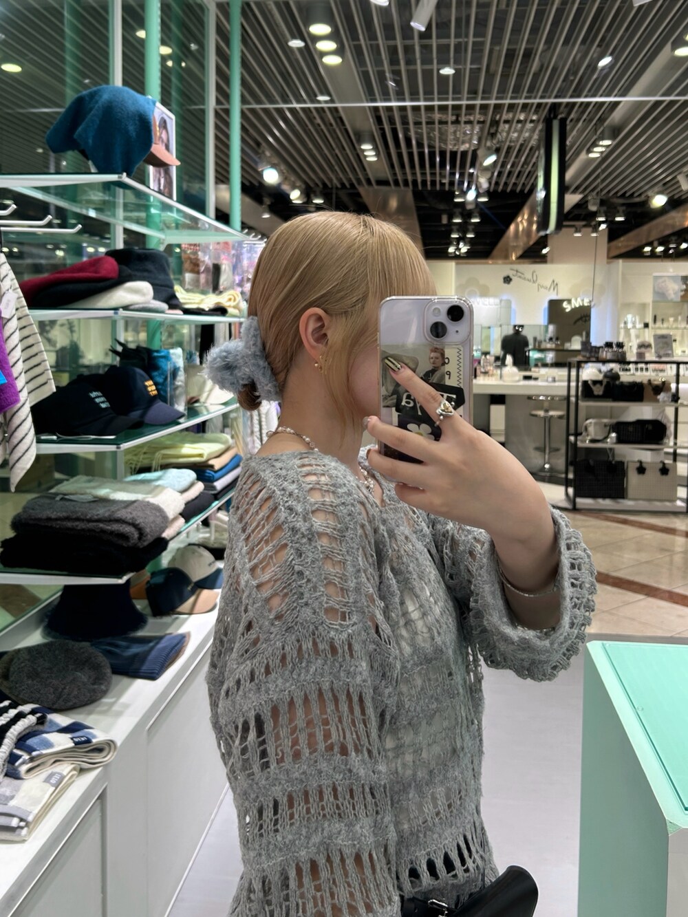 ブラック系のその他パンツ、ブラック系のベルト、ブルー系のバレッタ/ヘアクリップを着用したレディースの秋コーディネートの4枚目の写真