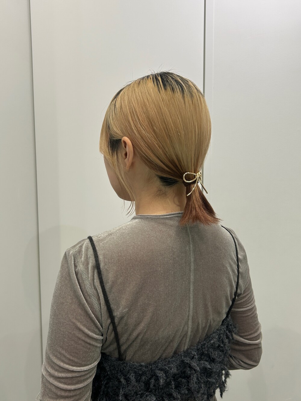 ゴールド系のヘアゴムを着用したレディースの秋コーディネートの3枚目の写真